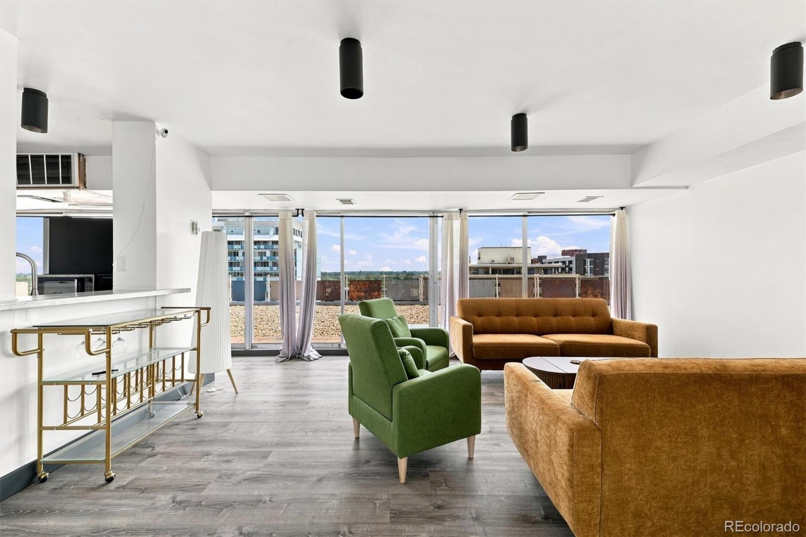 1121 Albion Street Unit: 405