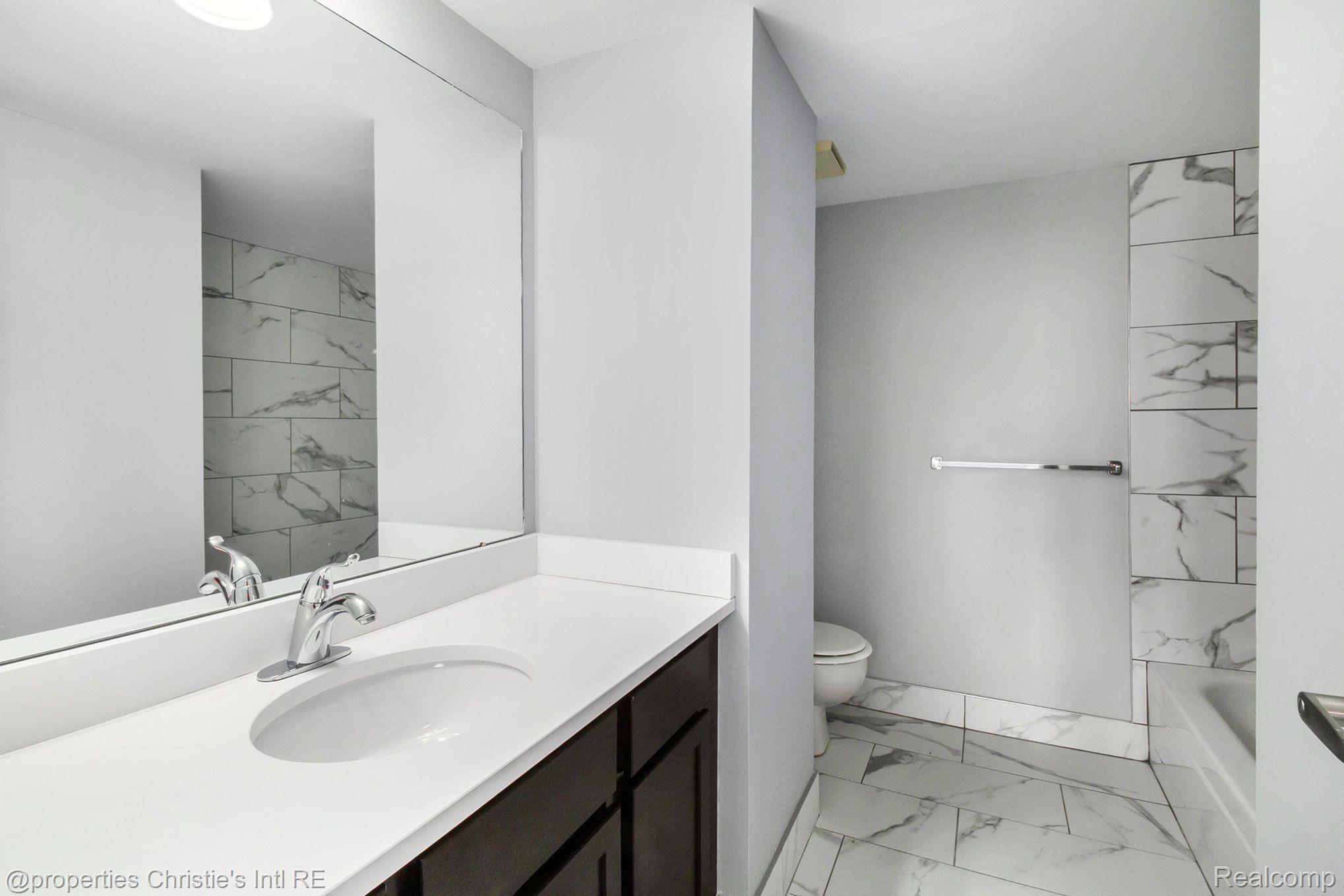 250 E HARBORTOWN Drive Unit: 804