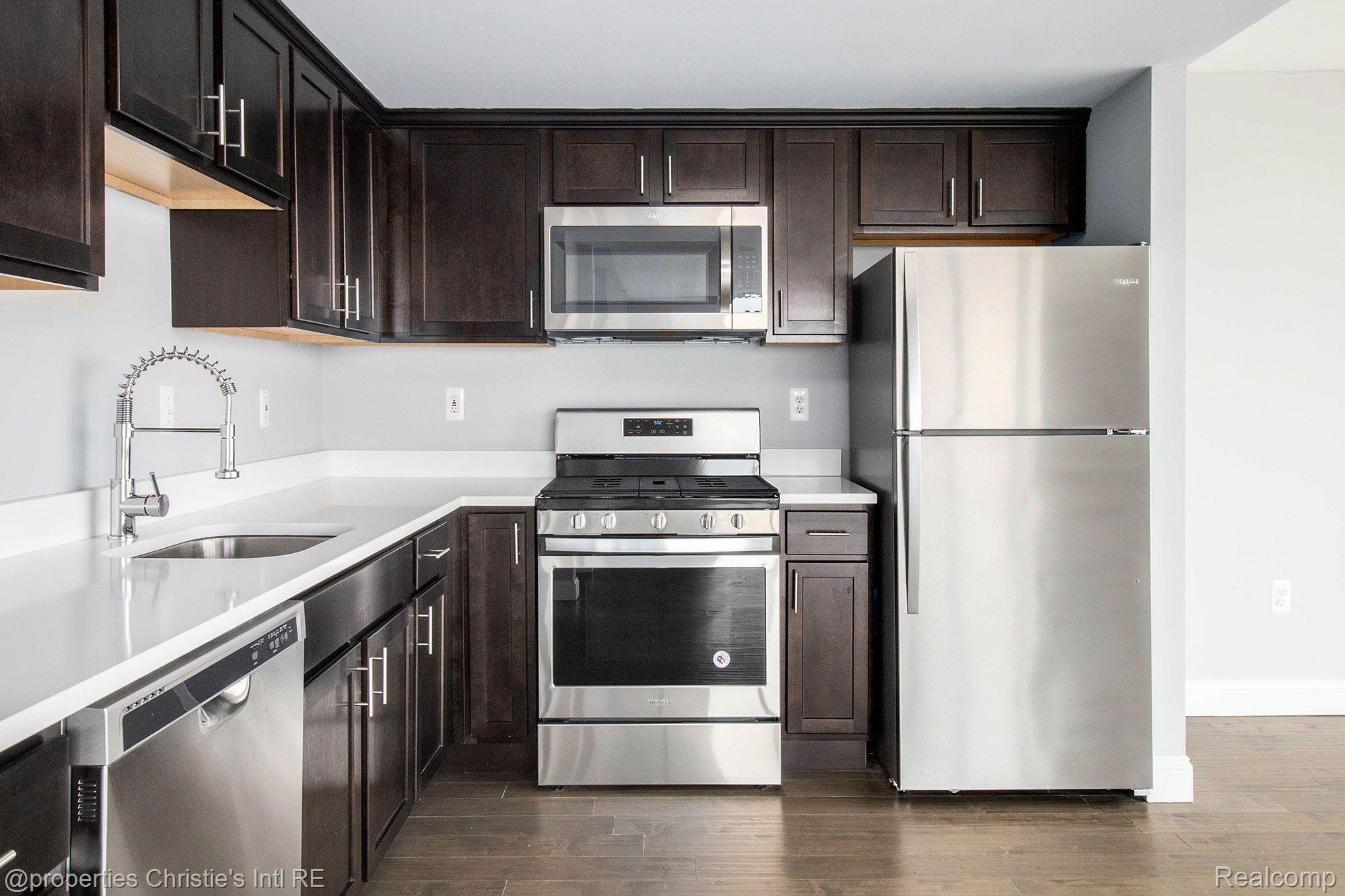 250 E HARBORTOWN Drive Unit: 804