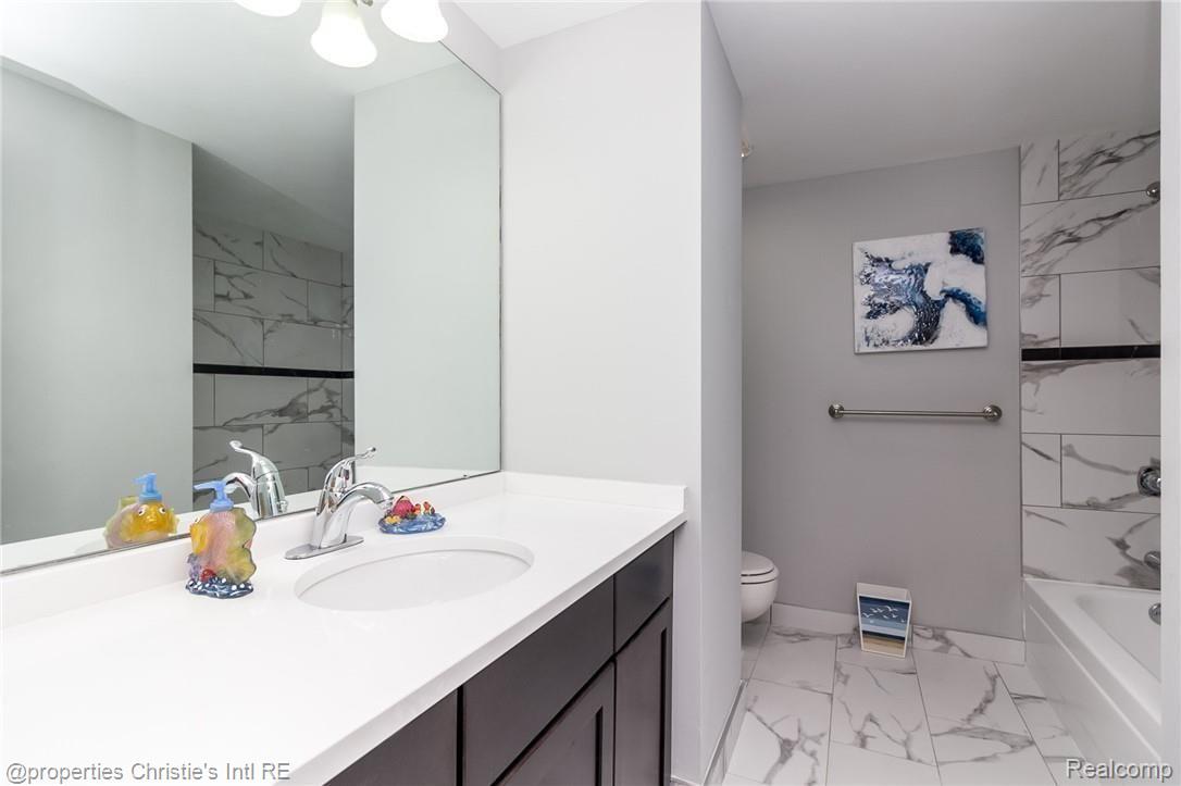 250 E Harbortown Drive 1304