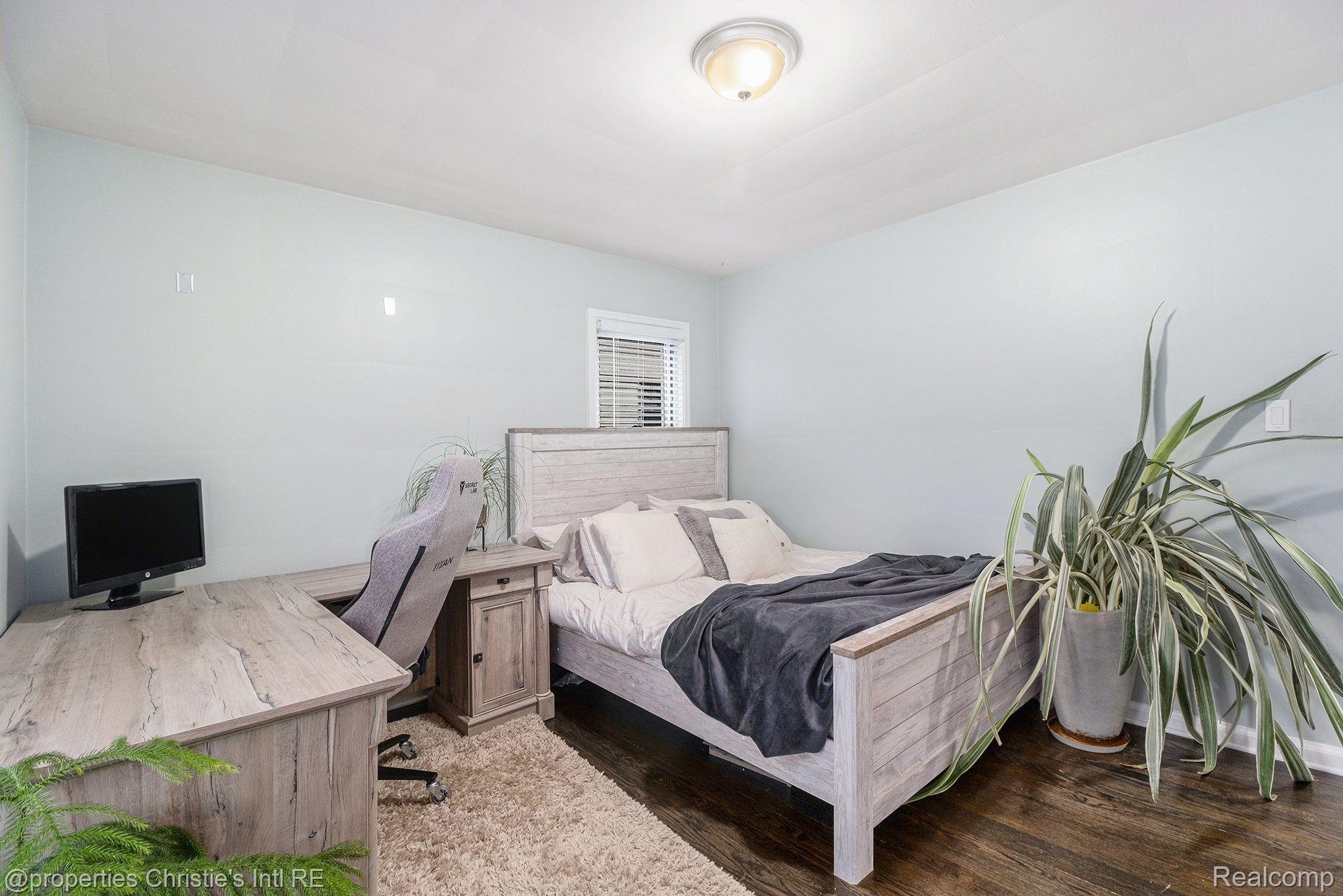 906 MAYFIELD Drive