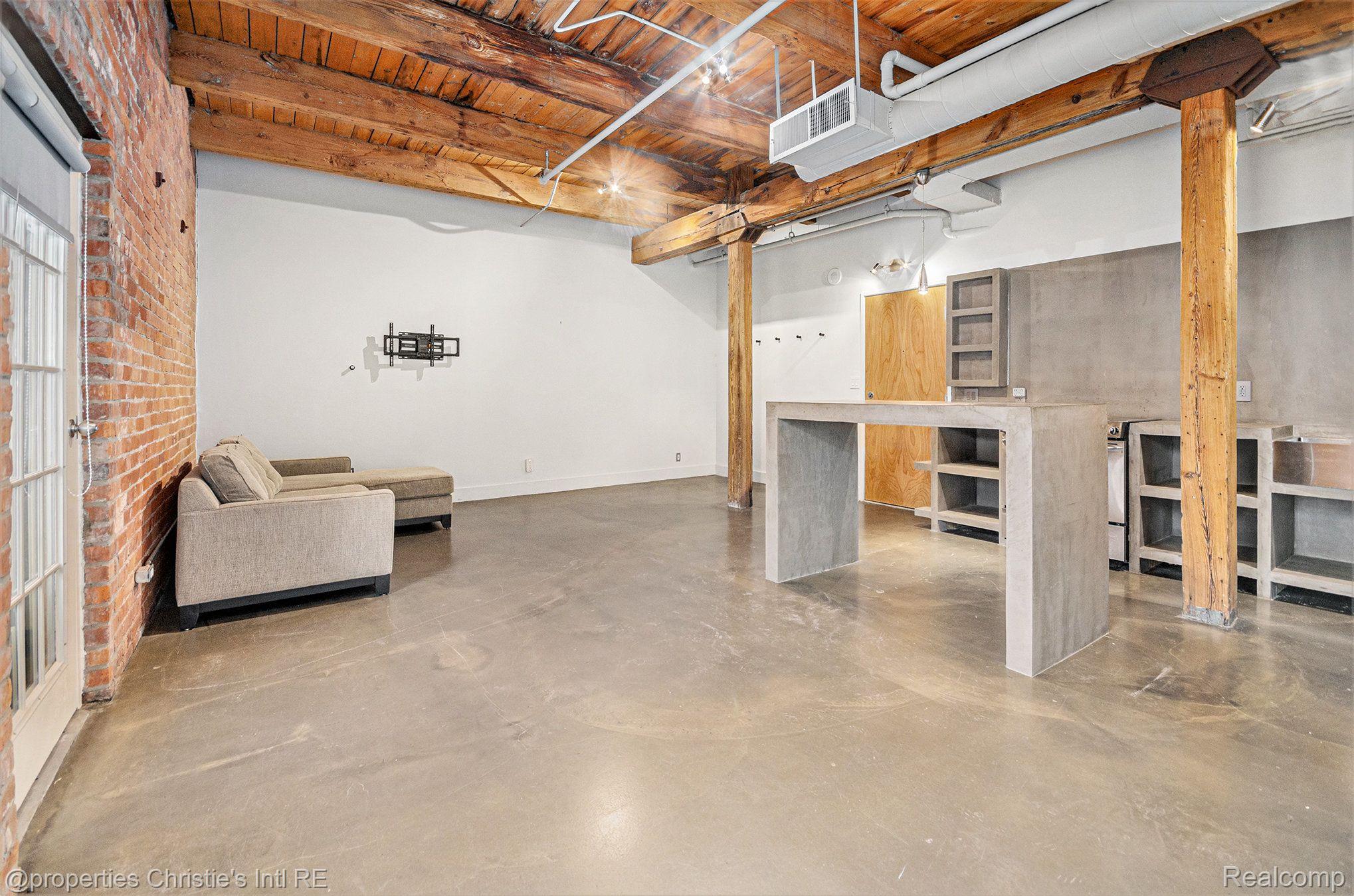 6533 E Jefferson Avenue 323
