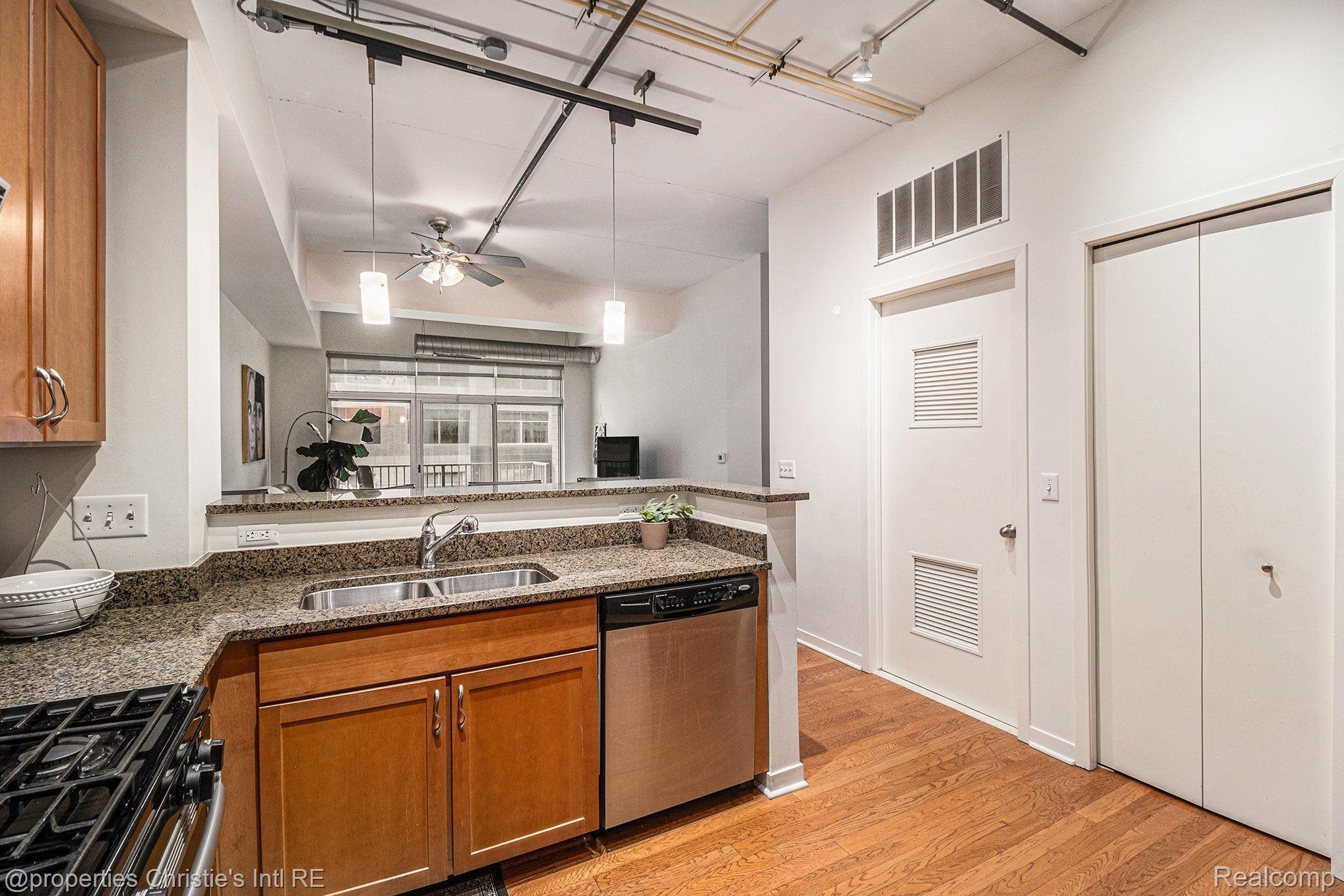 3670 Woodward Avenue 204
