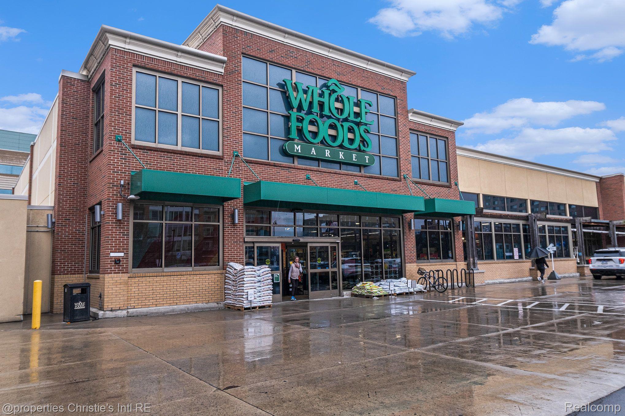 3670 Woodward Avenue 204