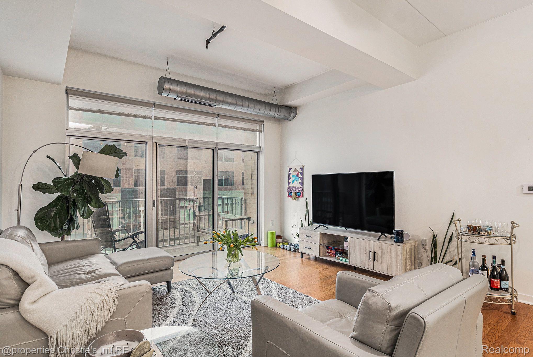 3670 Woodward Avenue 204