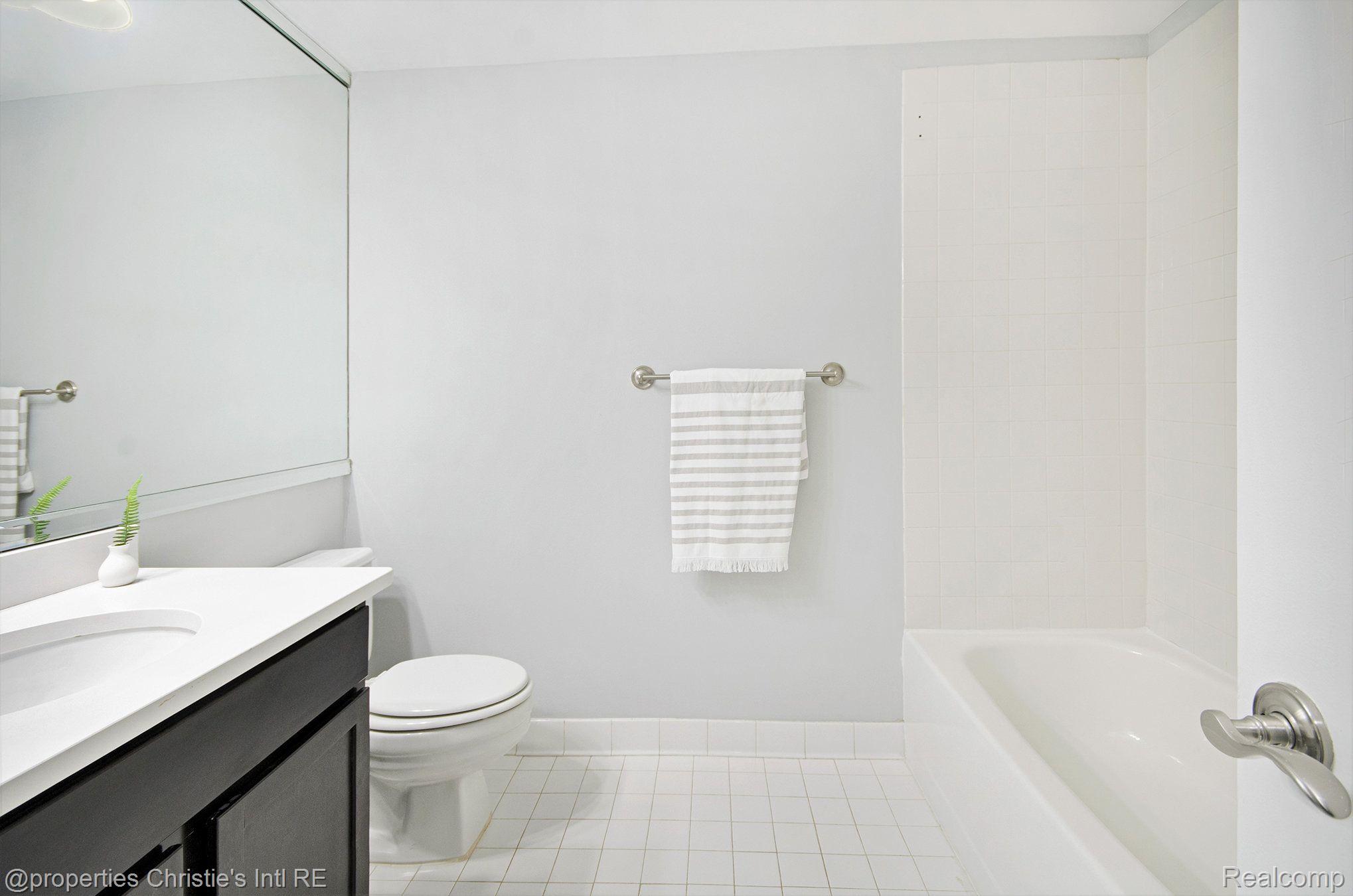 3320 Spinnaker Lane 2E