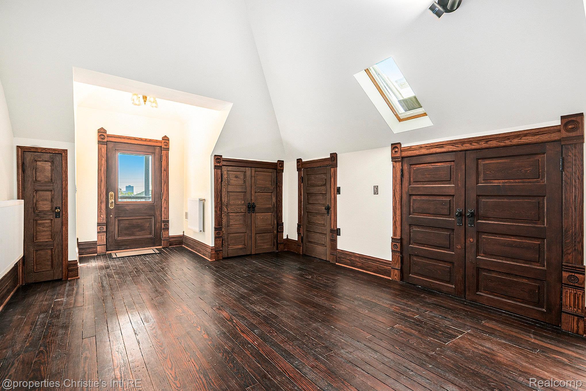 701 W Canfield Street 6