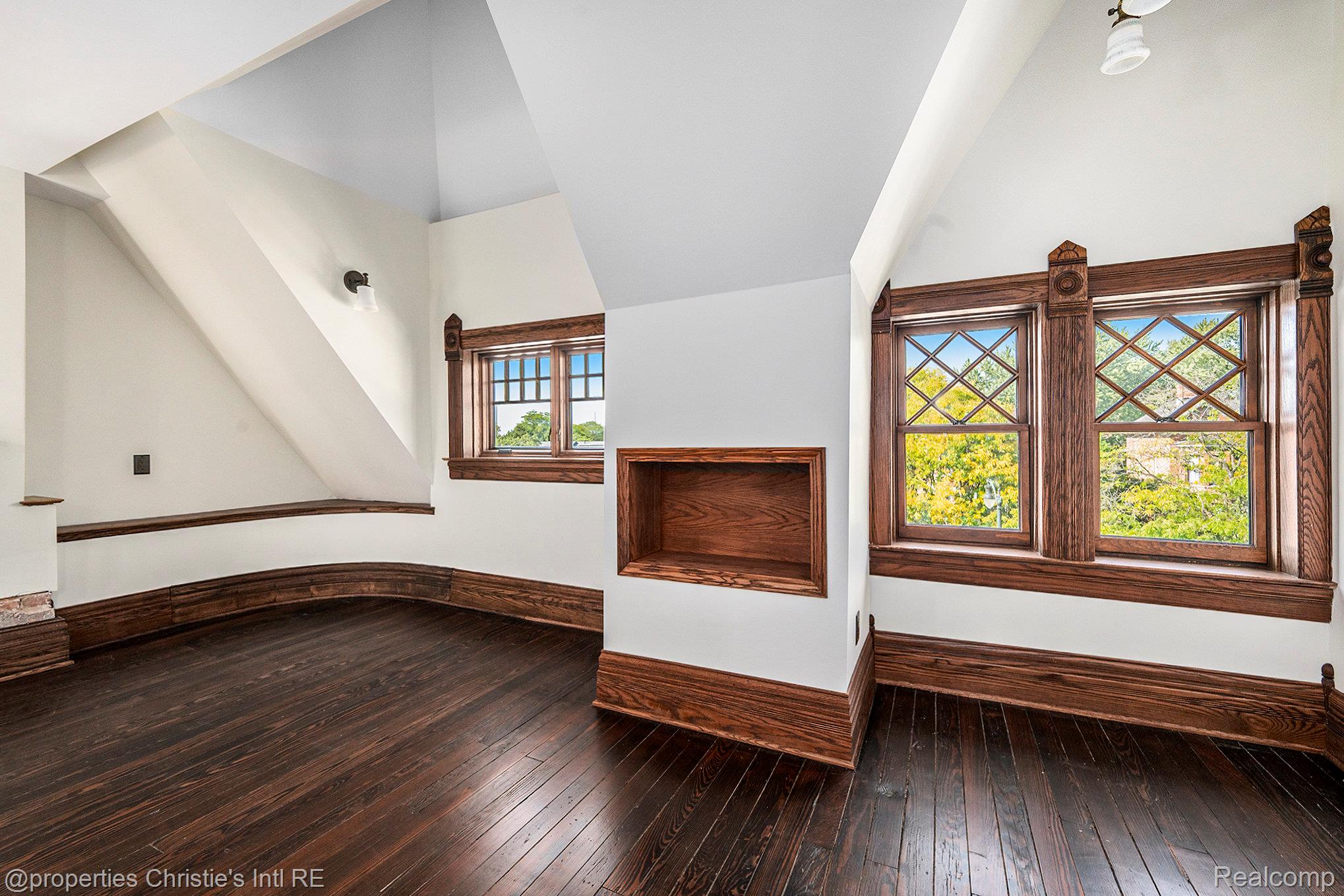 701 W Canfield Street 6