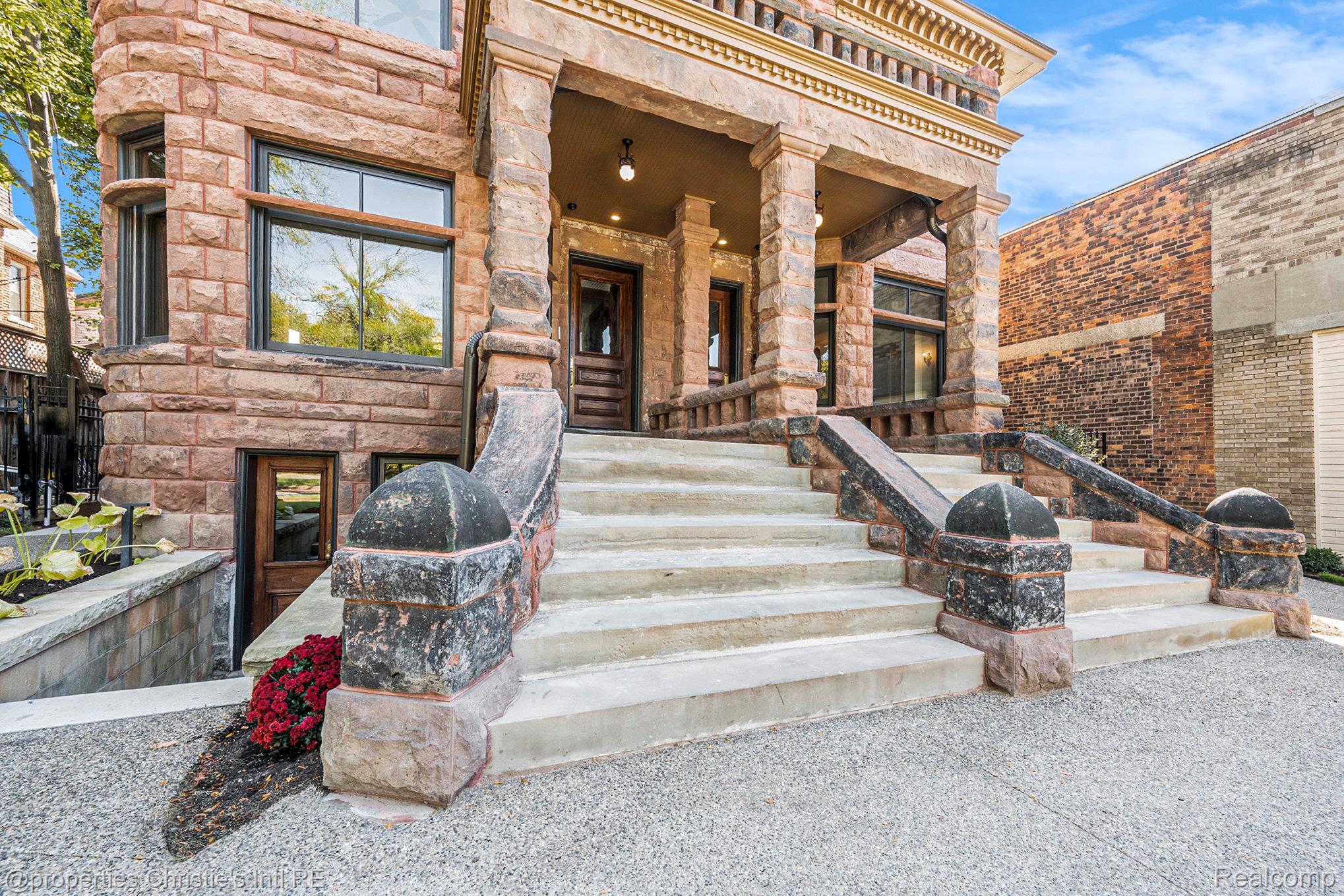 701 W Canfield Street 1