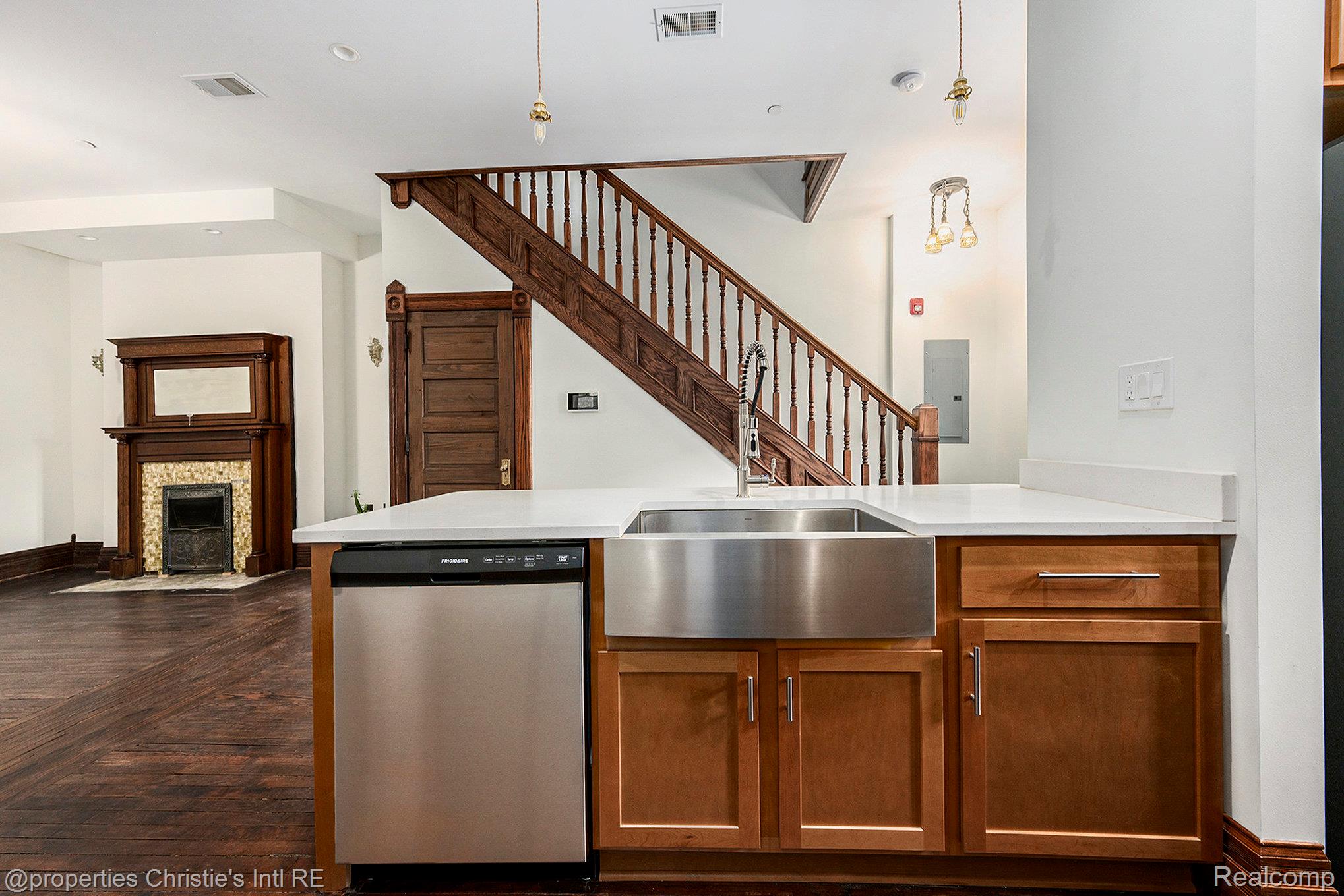 701 W Canfield Street 4