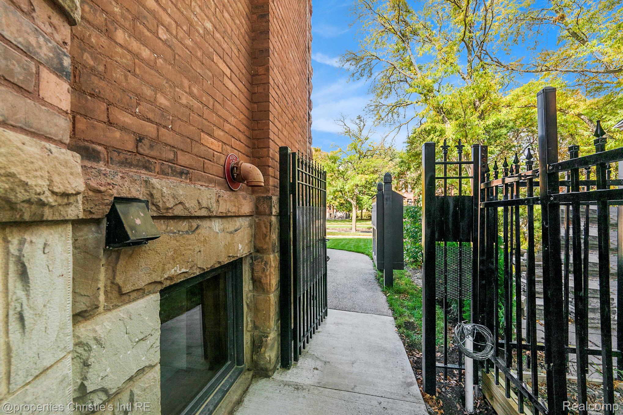 701 W Canfield Street 4