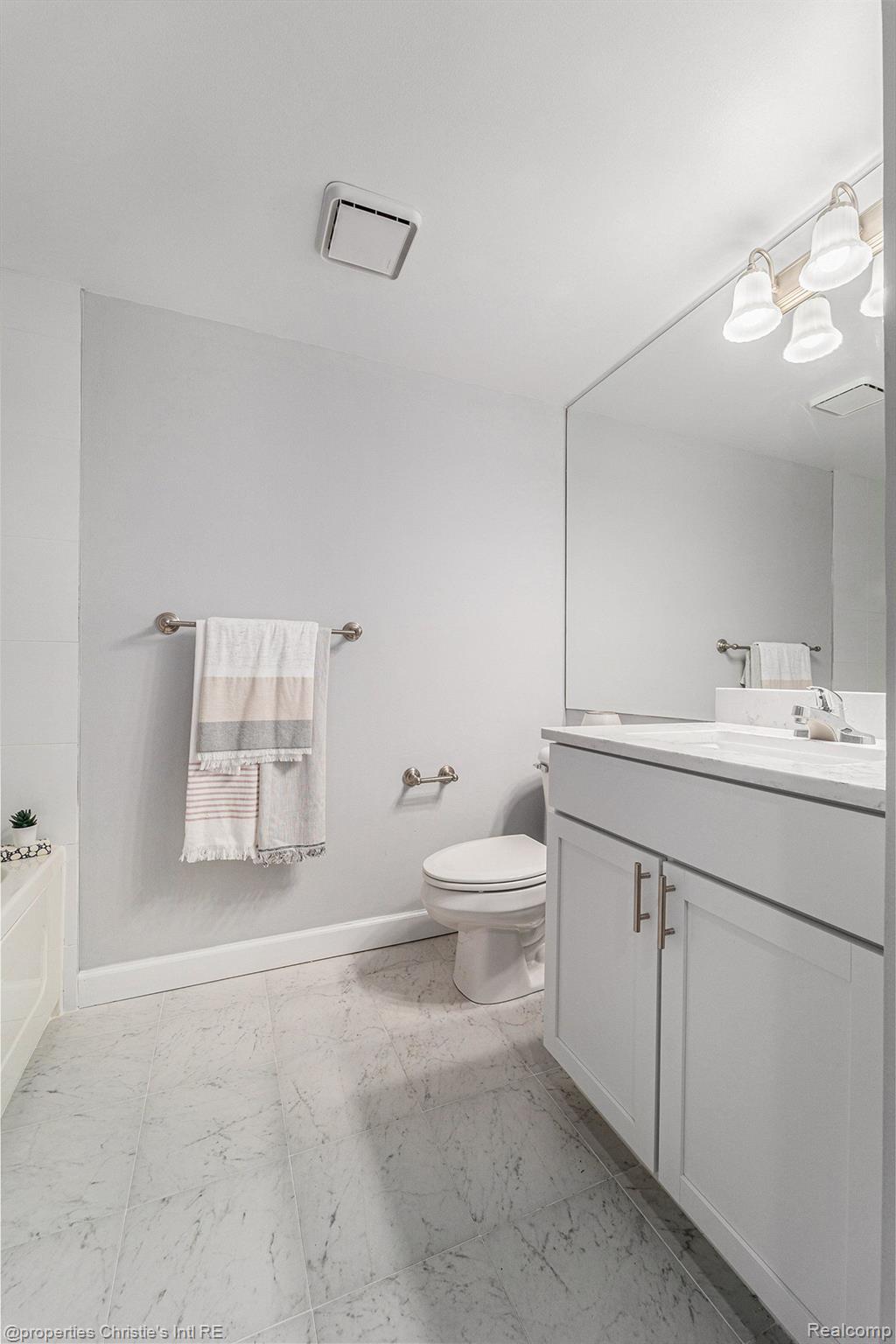 3320 Spinnaker Lane 16B