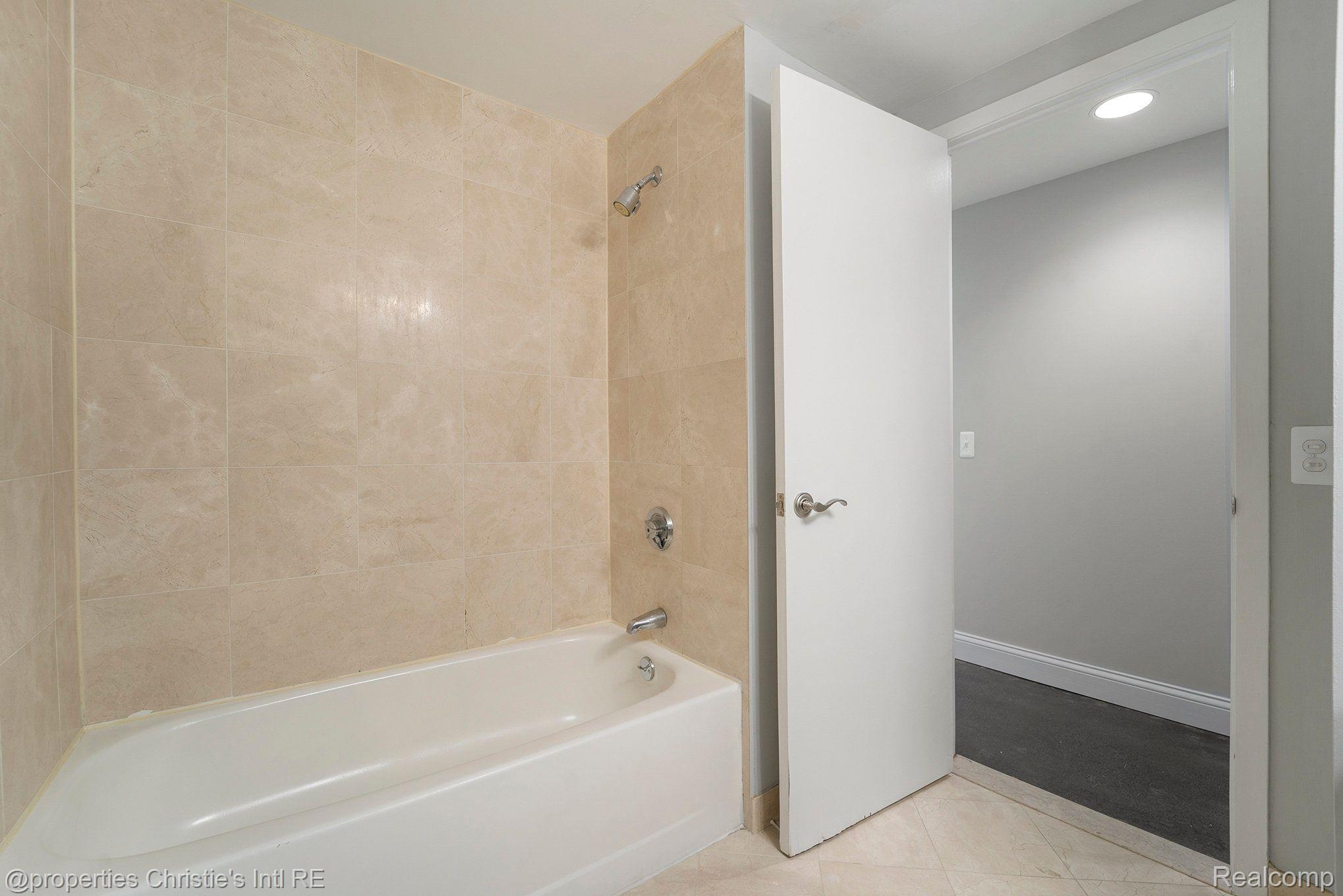 3320 Spinnaker Lane 9E