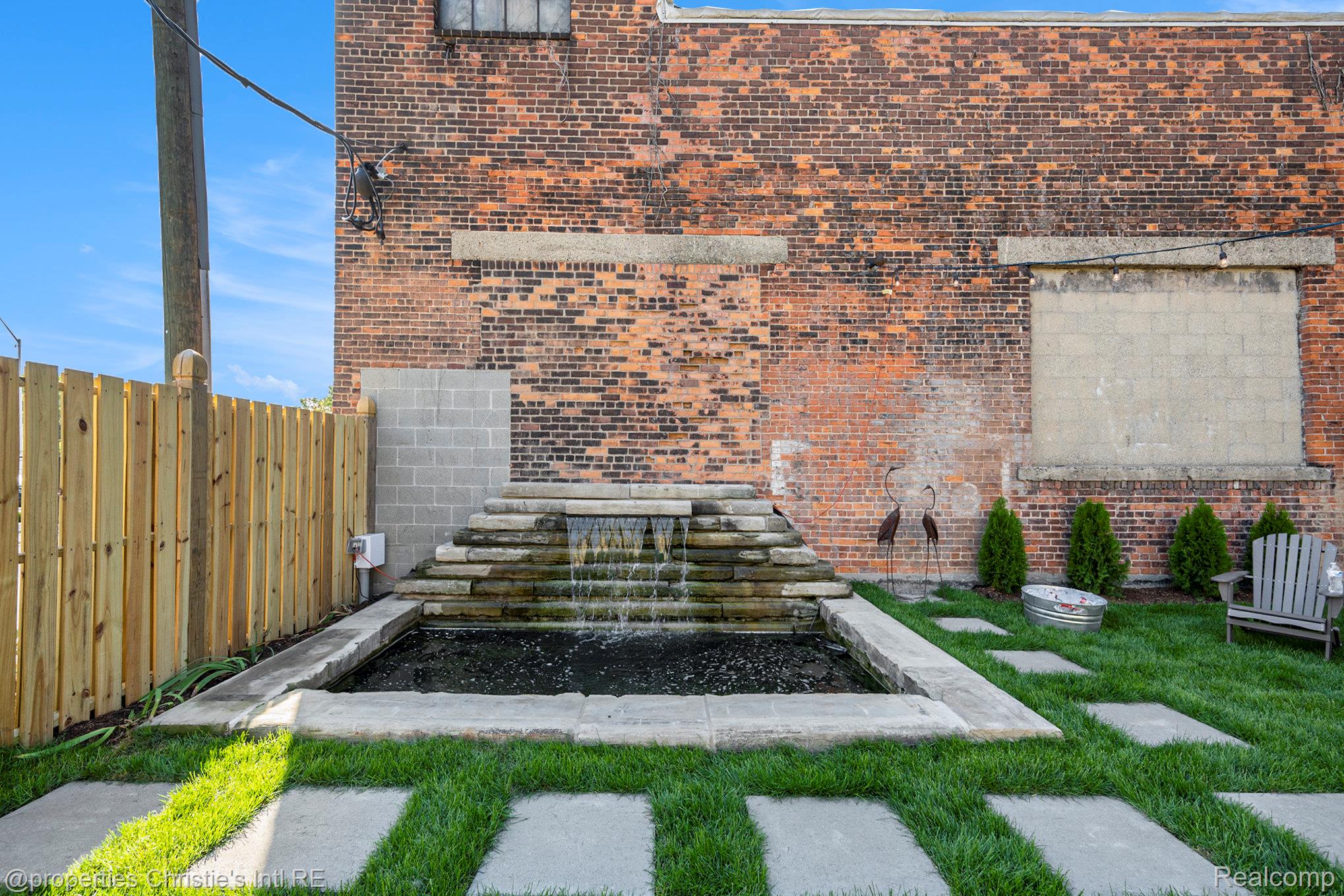 701 W Canfield Street 6