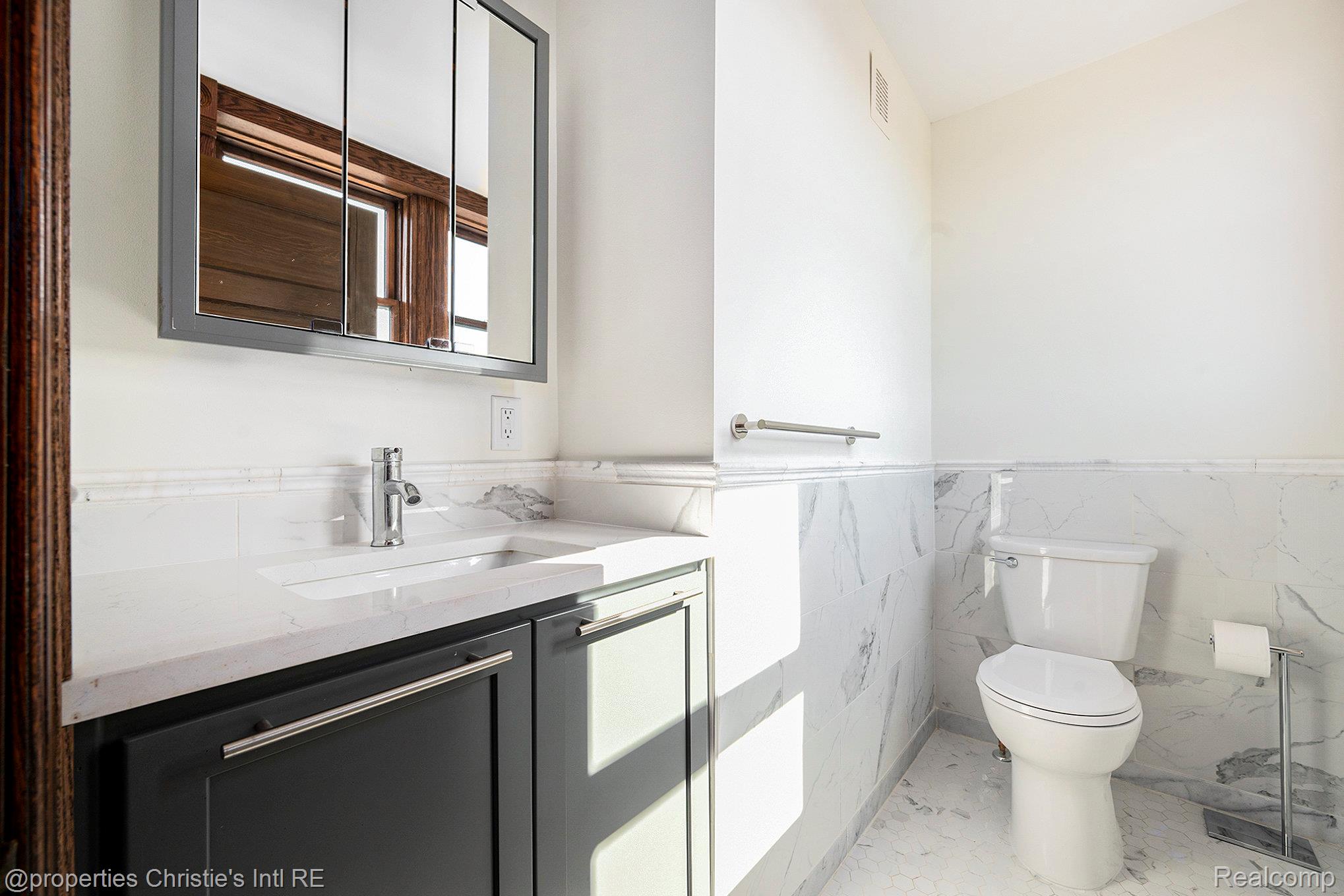 701 W Canfield Street 6