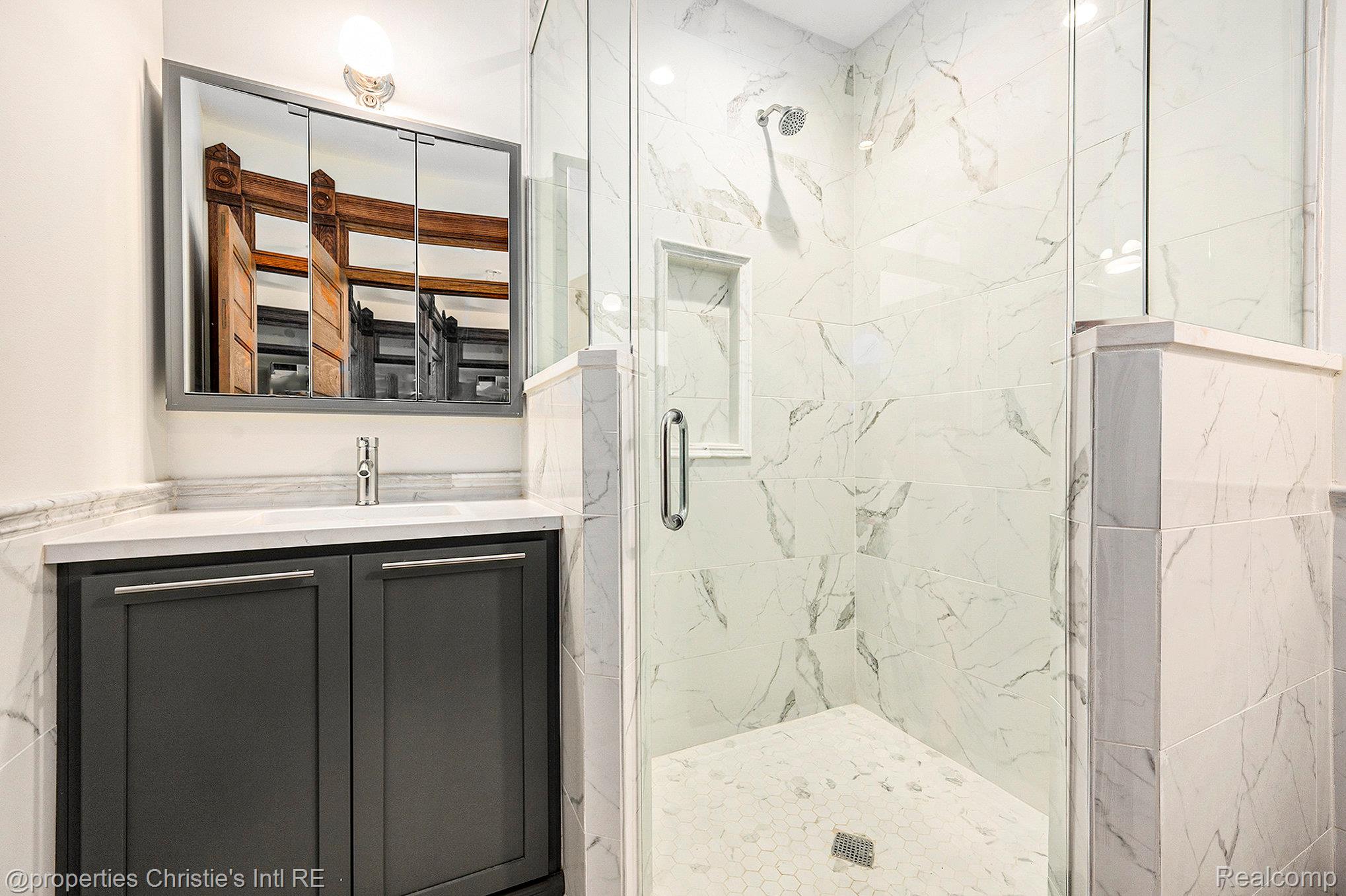 701 W Canfield Street 4