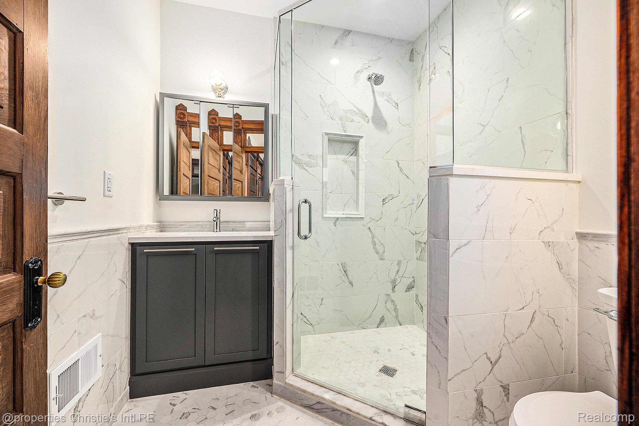 701 W Canfield Street 4