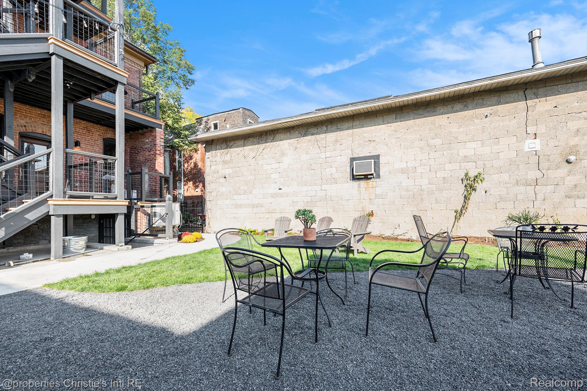 701 W Canfield Street 1