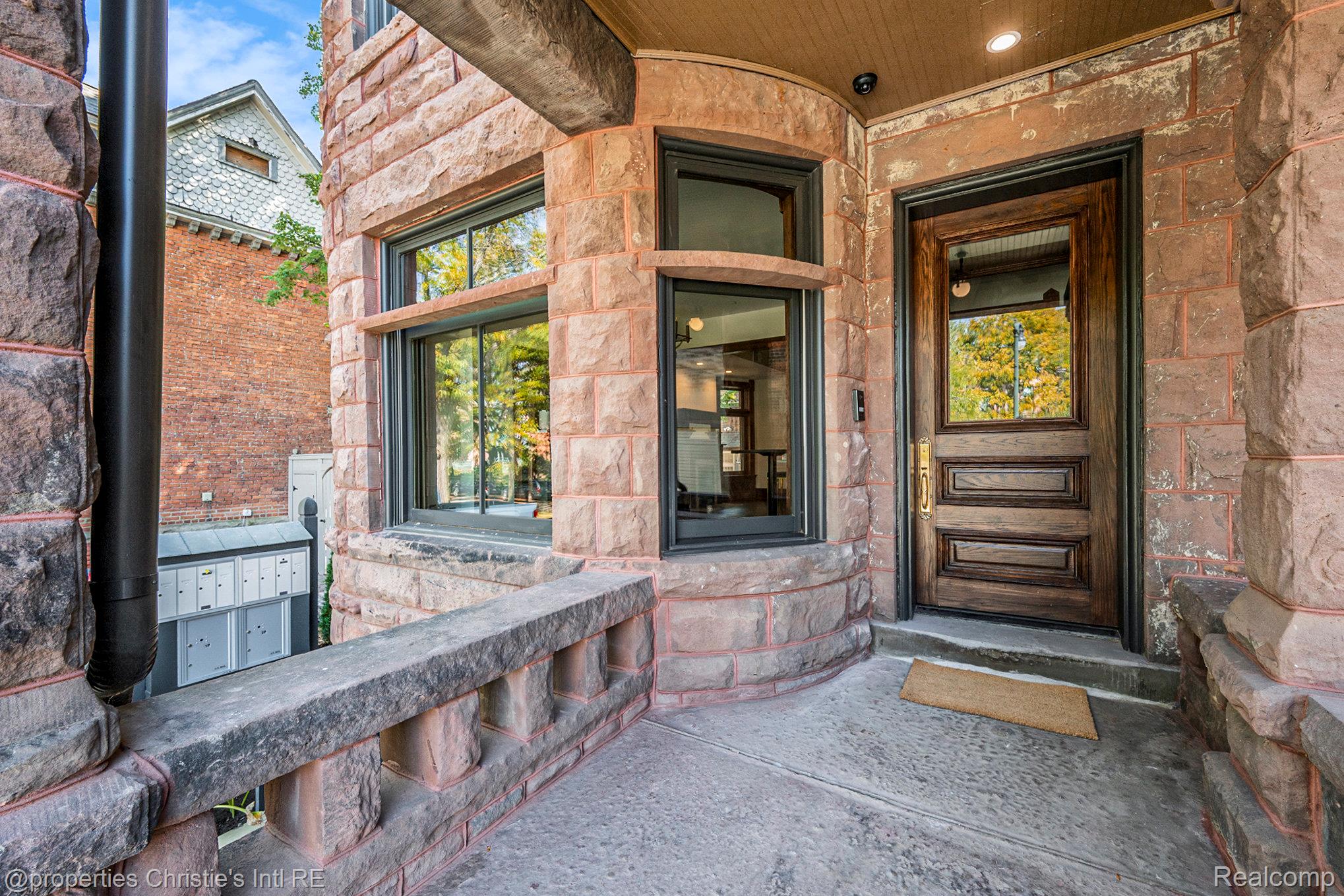 701 W Canfield Street 1