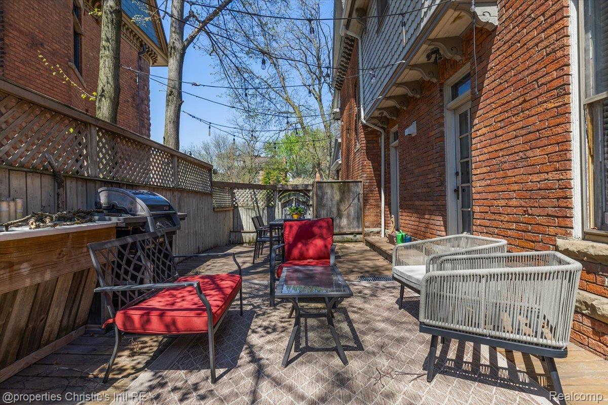 691 W CANFIELD Street