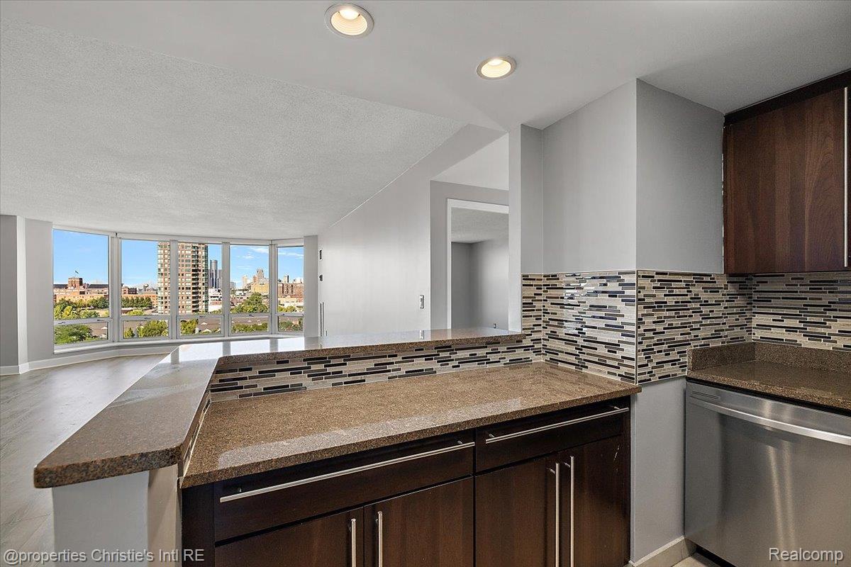 250 E Harbortown Drive Unit: 901