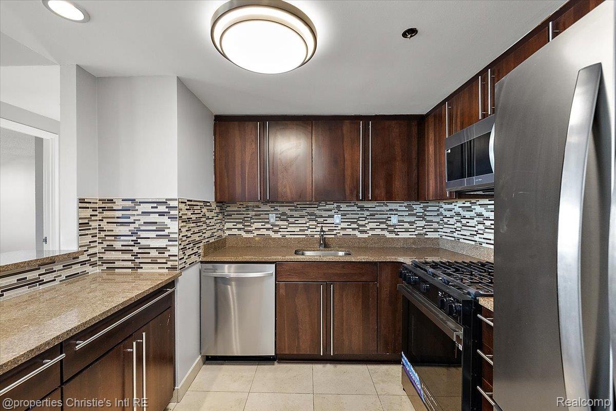 250 E Harbortown Drive Unit: 901