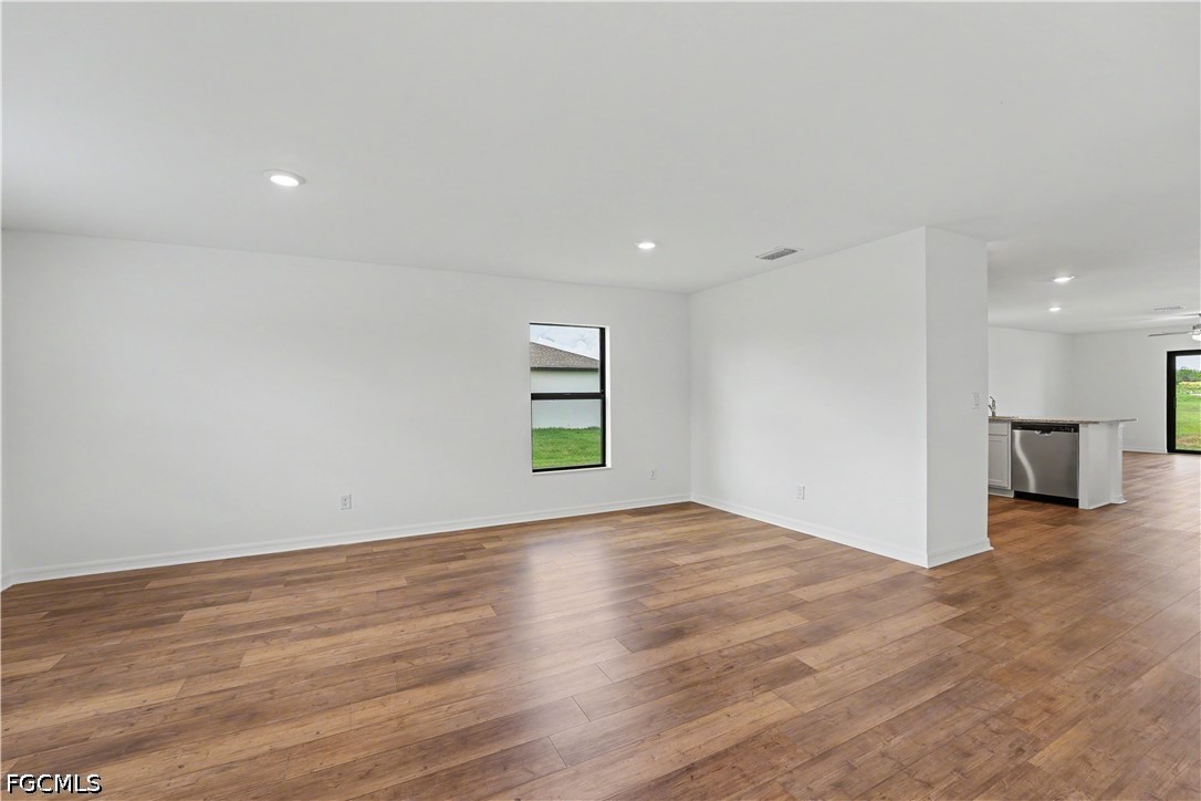 815 Gen D Macarthur AVE