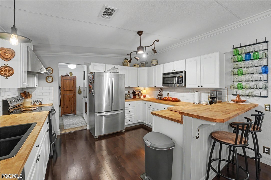 3700 Fort Adams AVE
