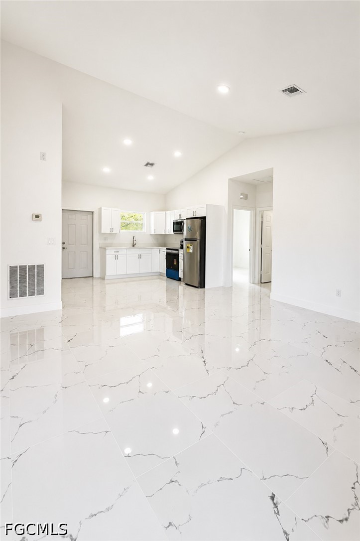 156 Carousel AVE