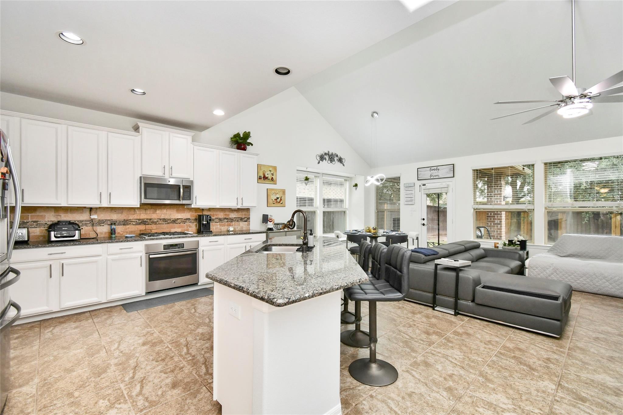 14 S Estherwood Place