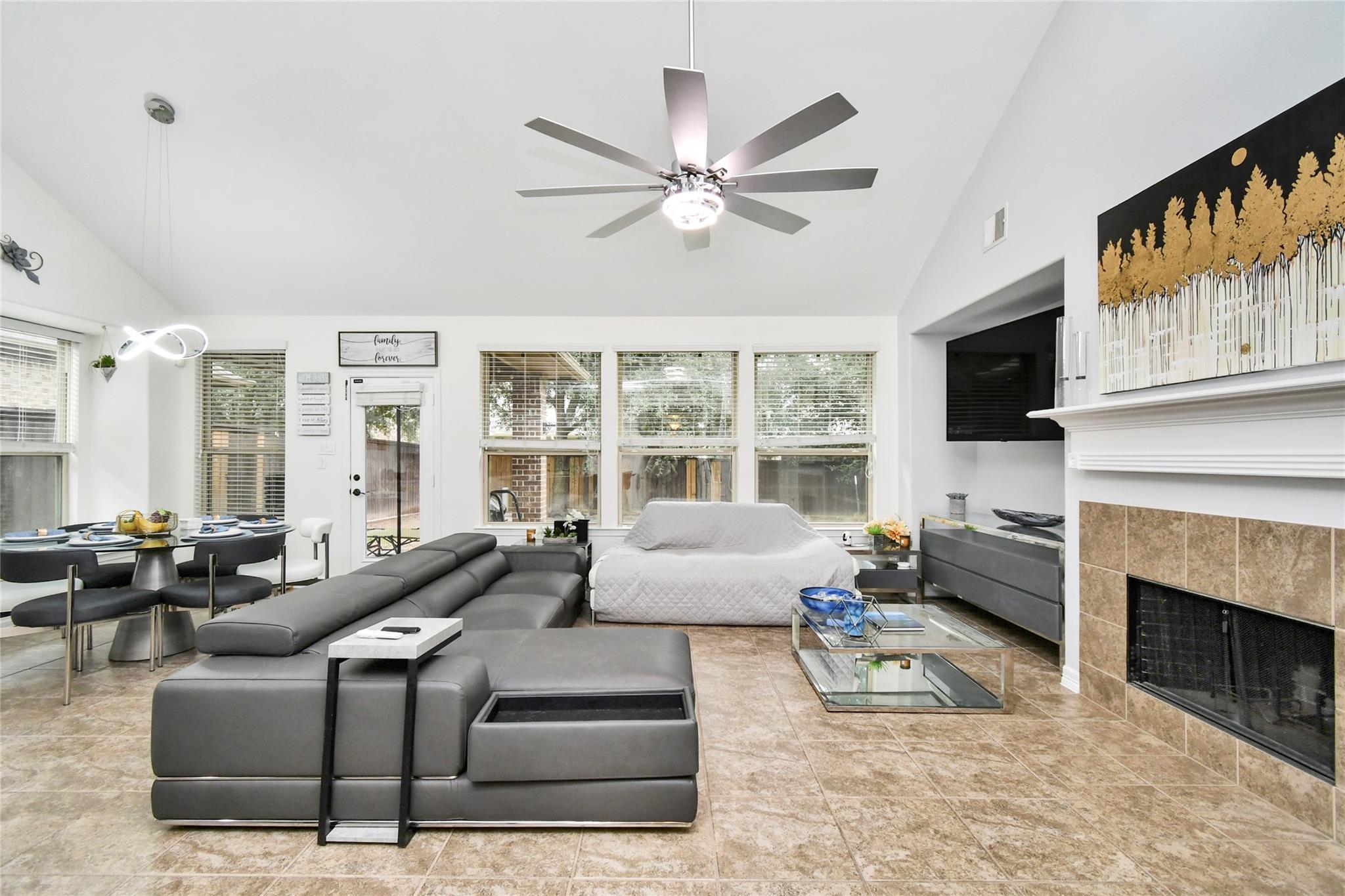 14 S Estherwood Place