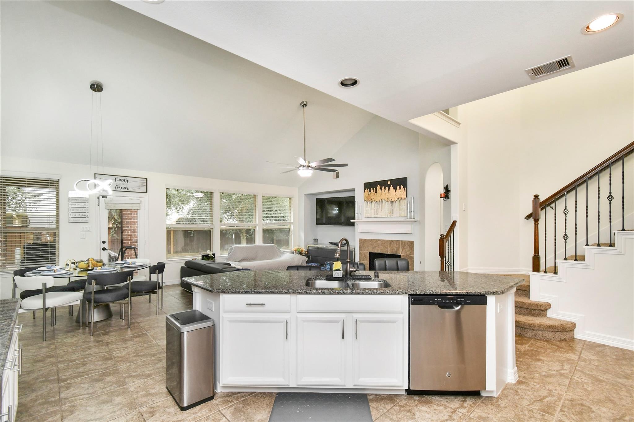 14 S Estherwood Place