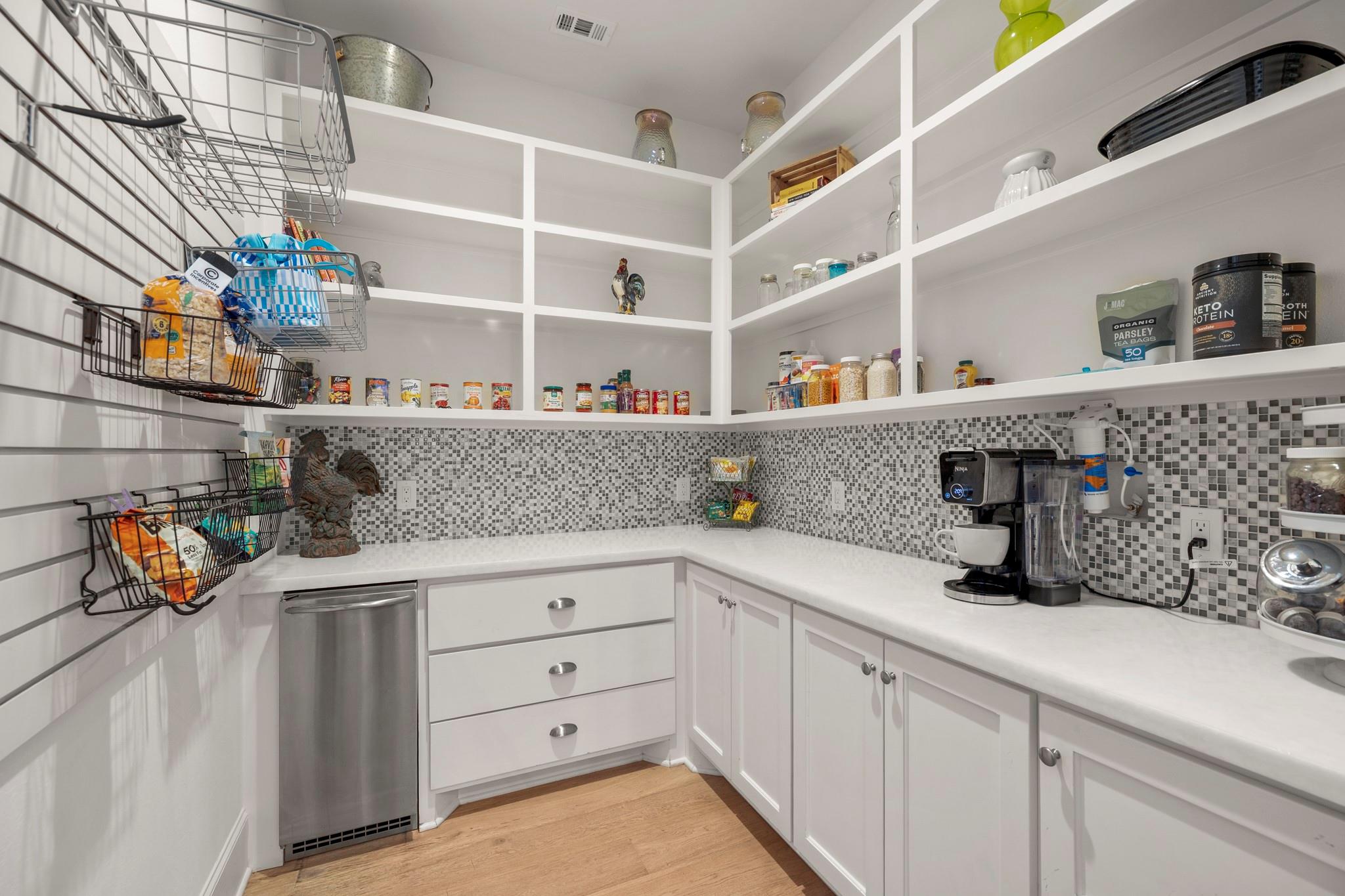 6146 Waltons Point S