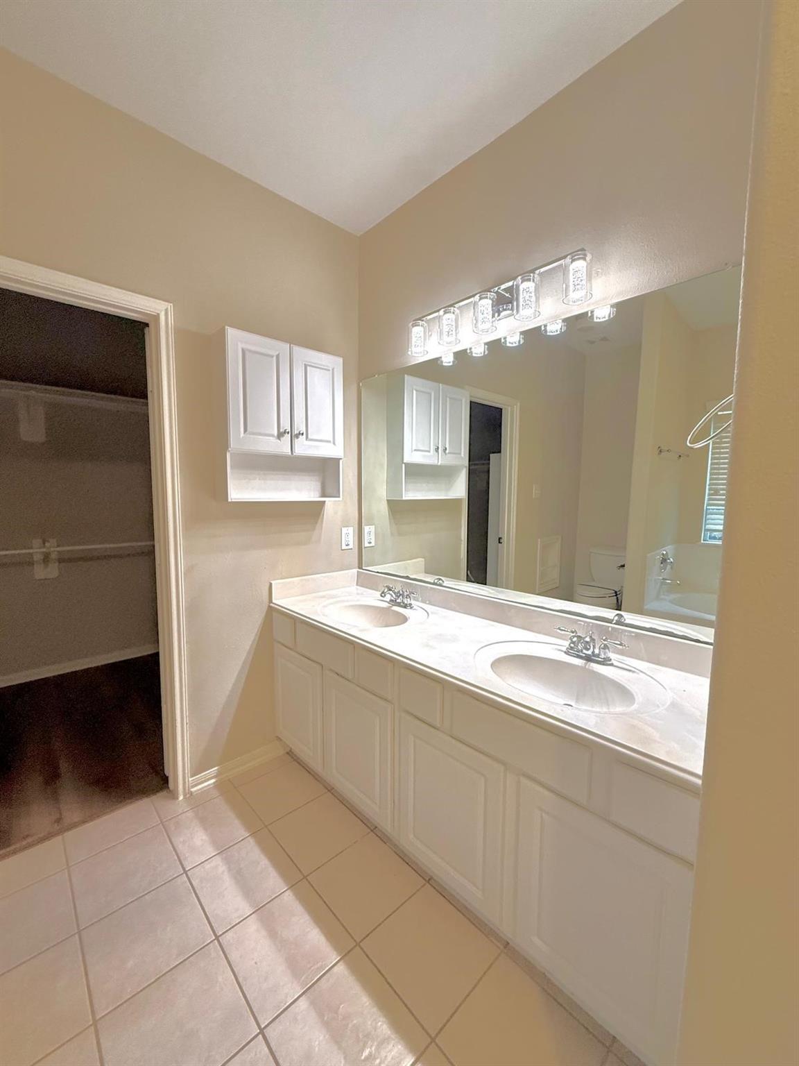 107 W Spindle Tree Circle