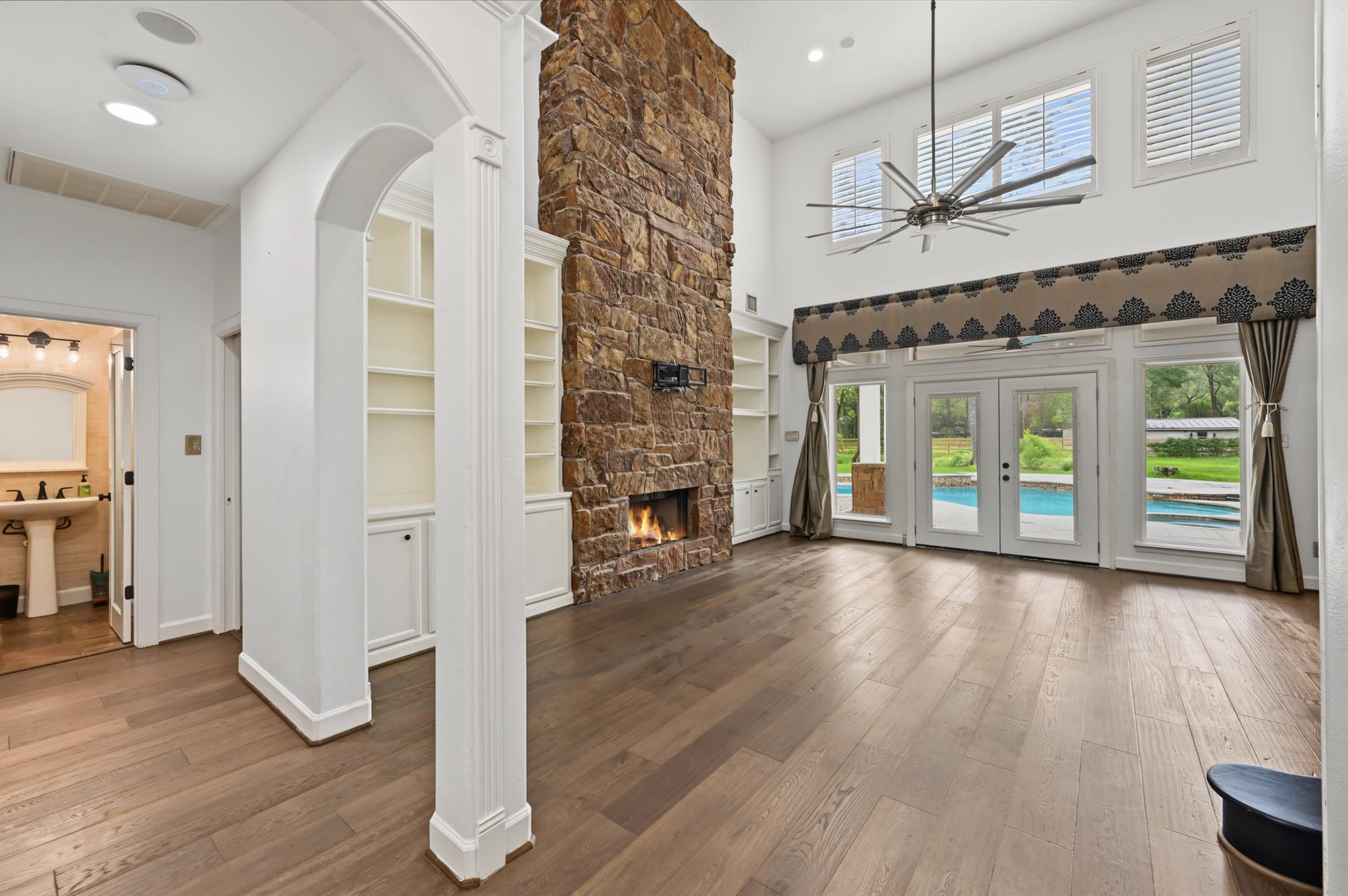 10933 Lake Forest Drive