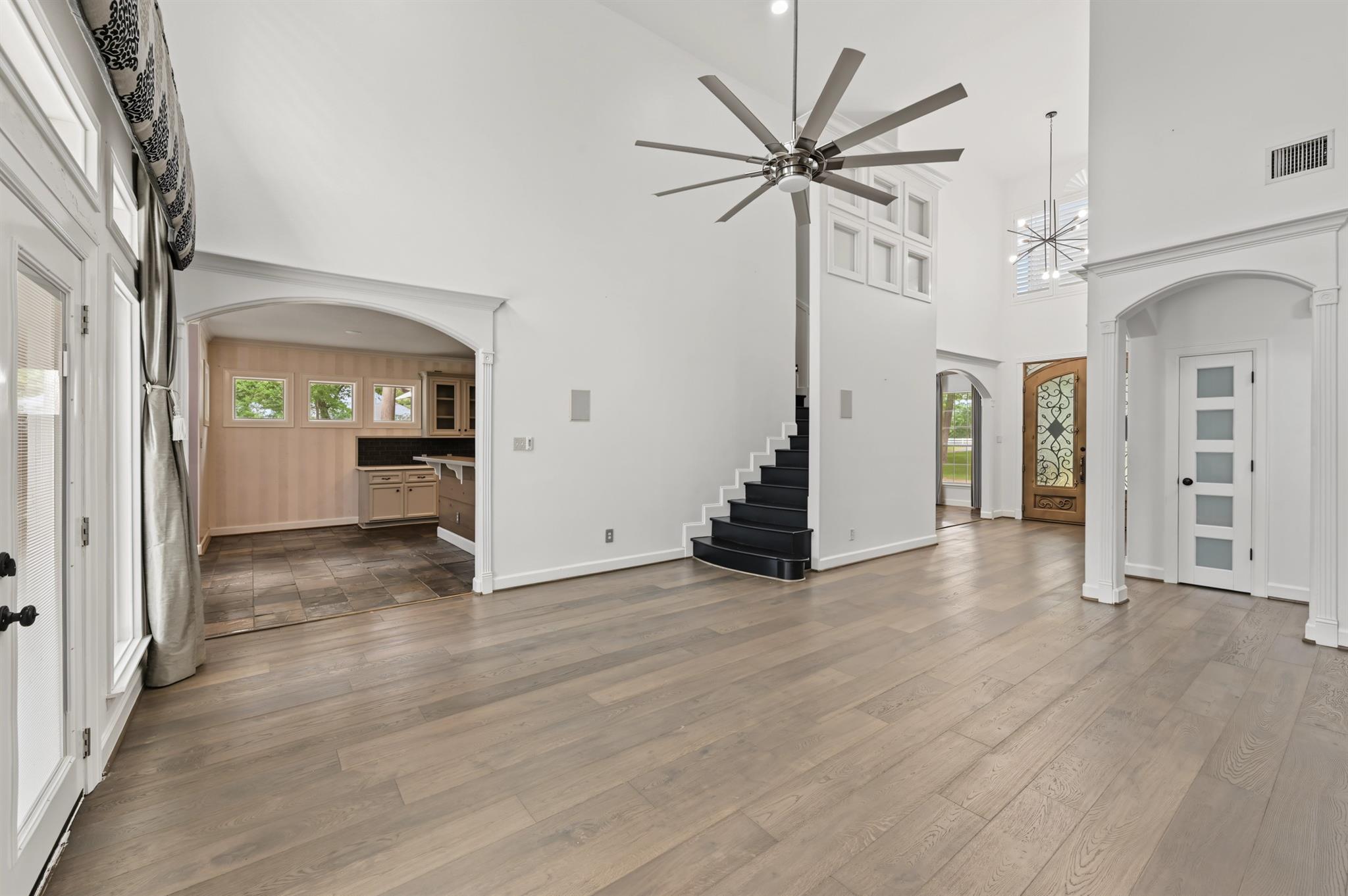 10933 Lake Forest Drive
