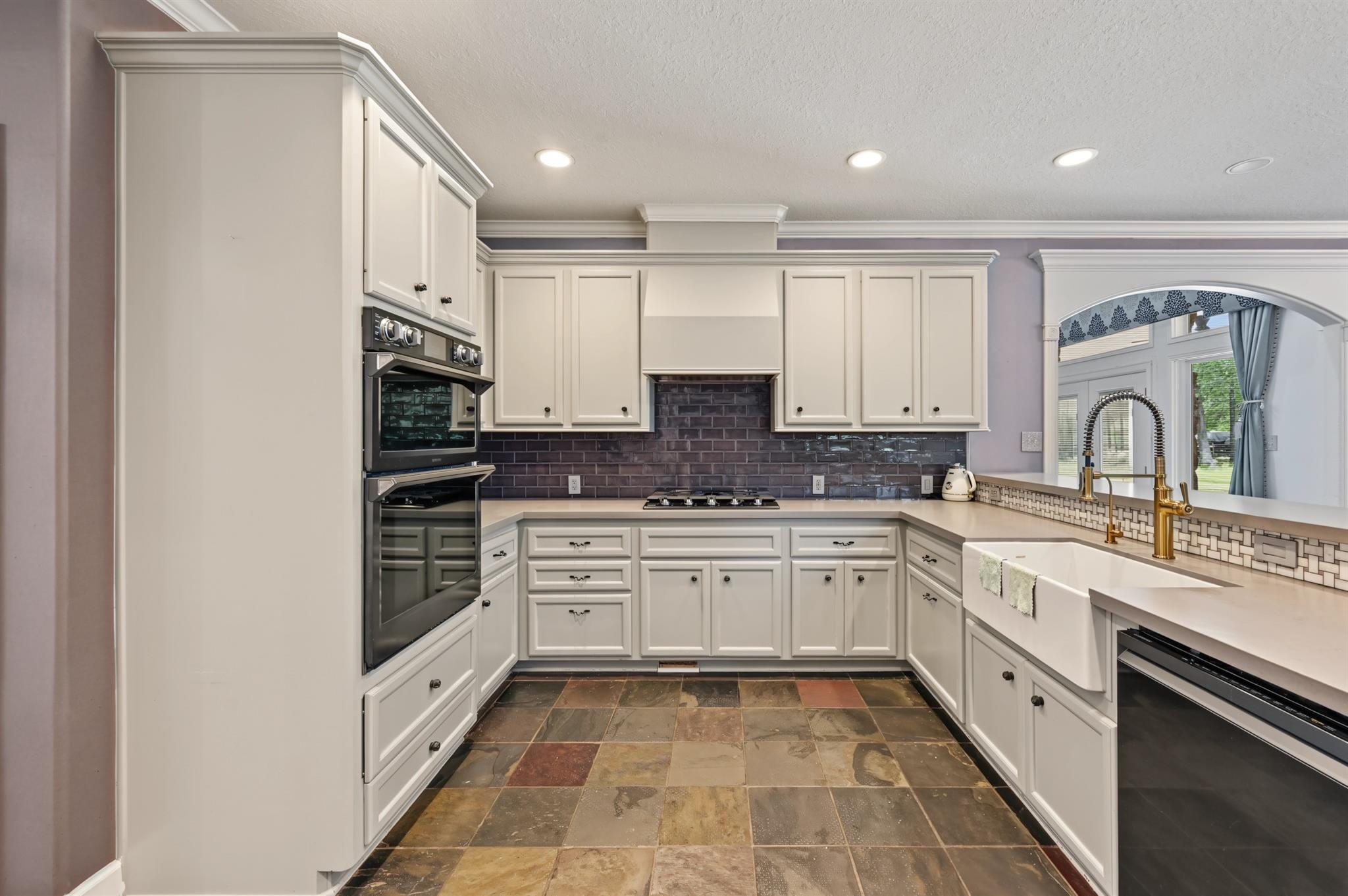 10933 Lake Forest Drive