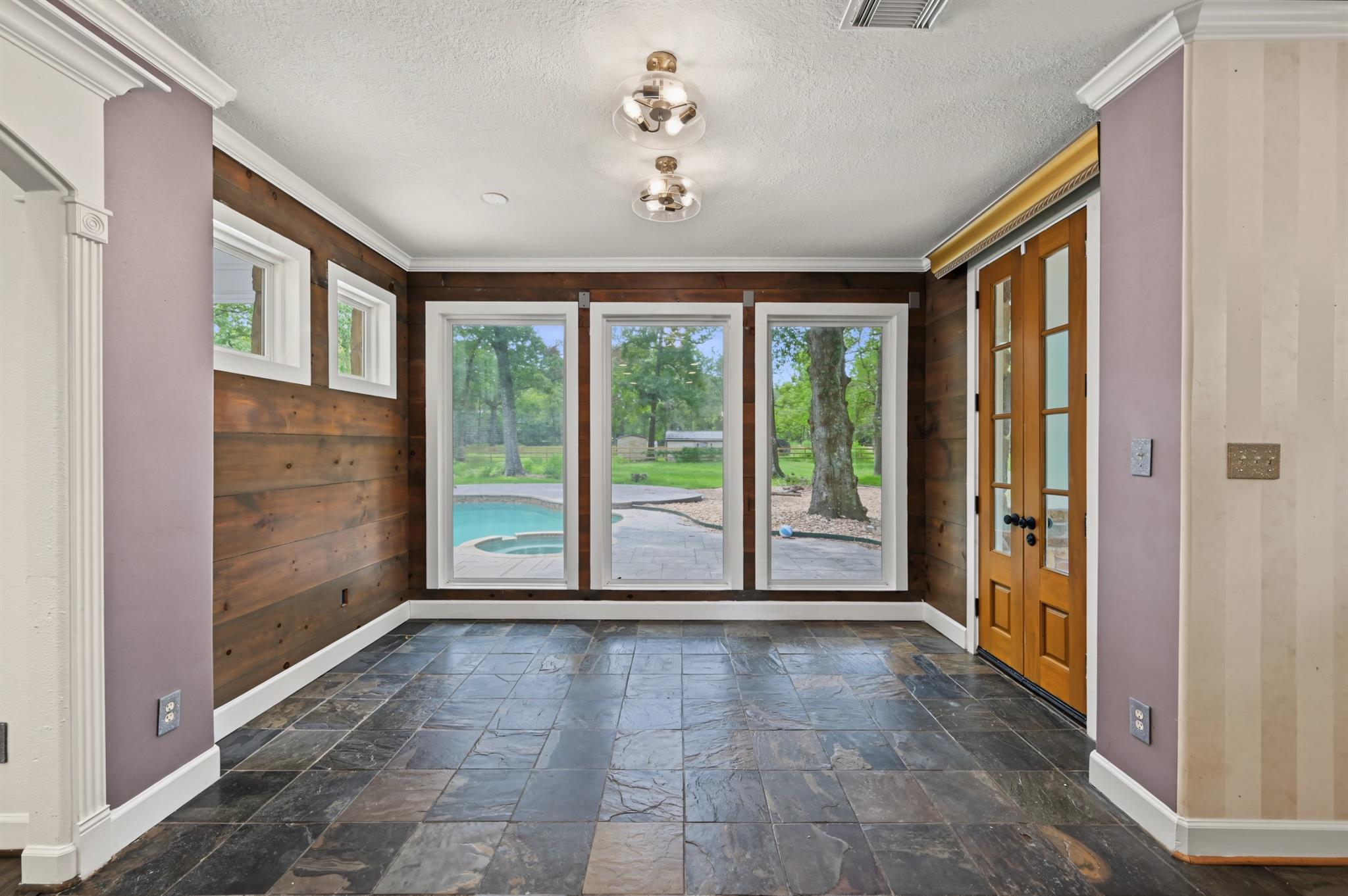 10933 Lake Forest Drive