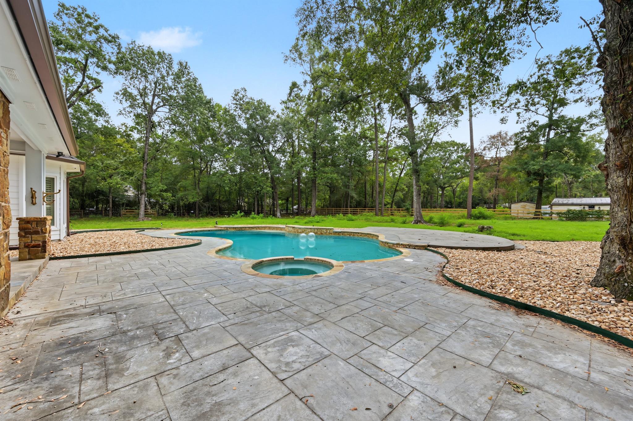 10933 Lake Forest Drive