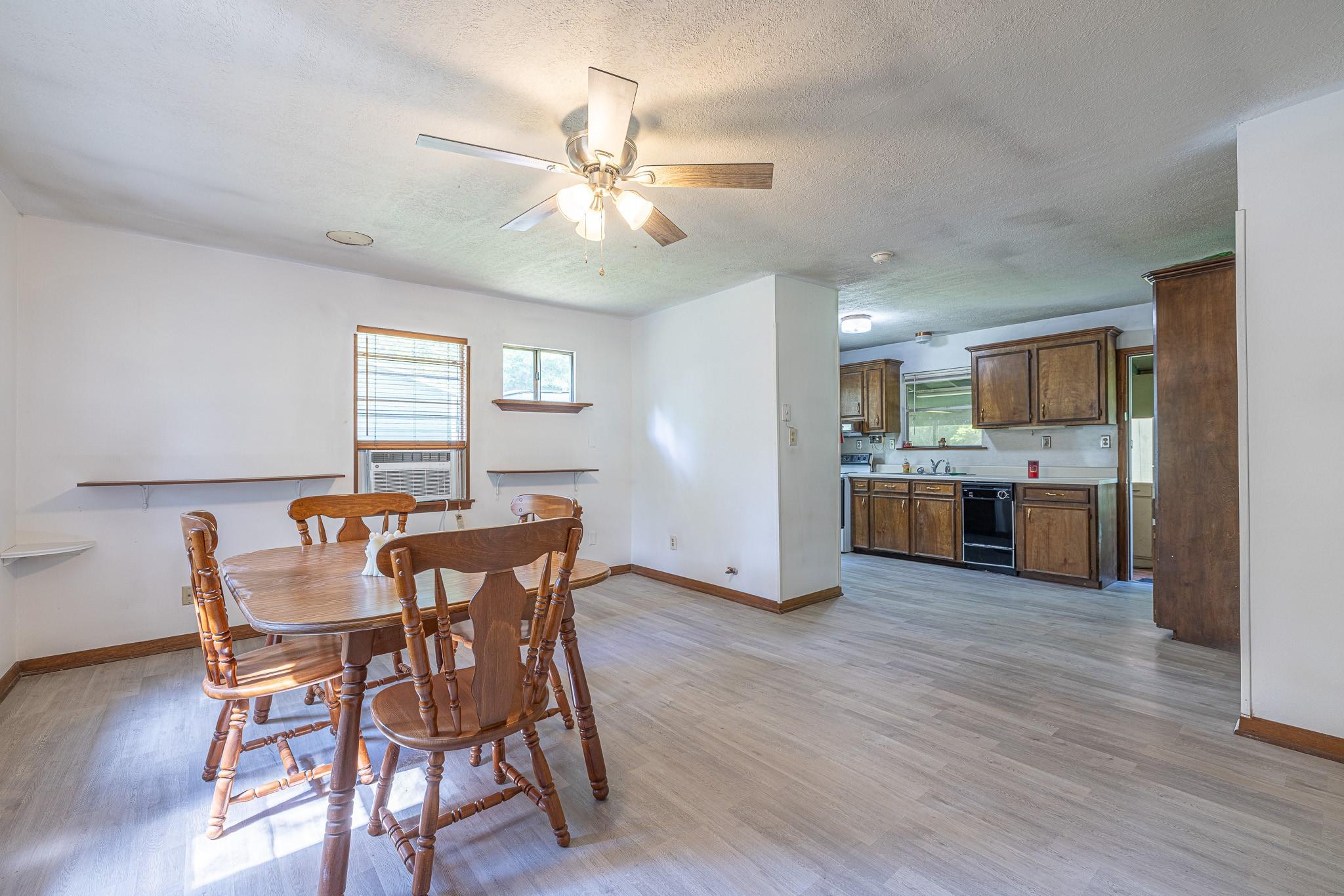 9847 N Lake View