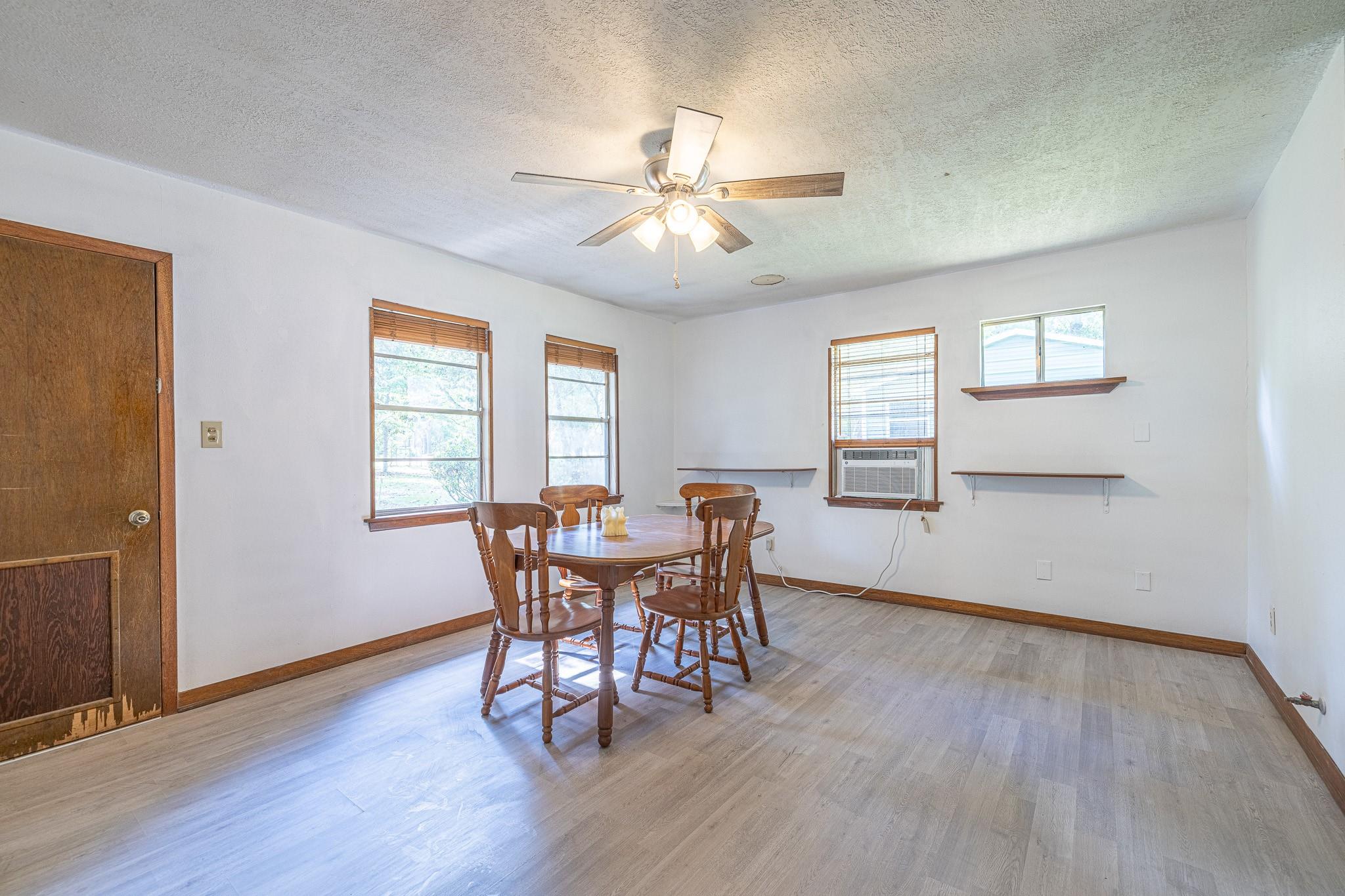9847 N Lake View