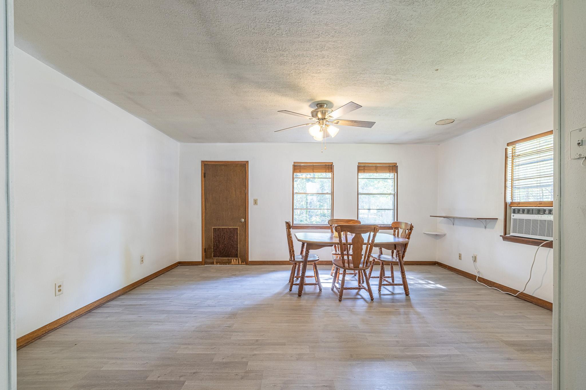 9847 N Lake View