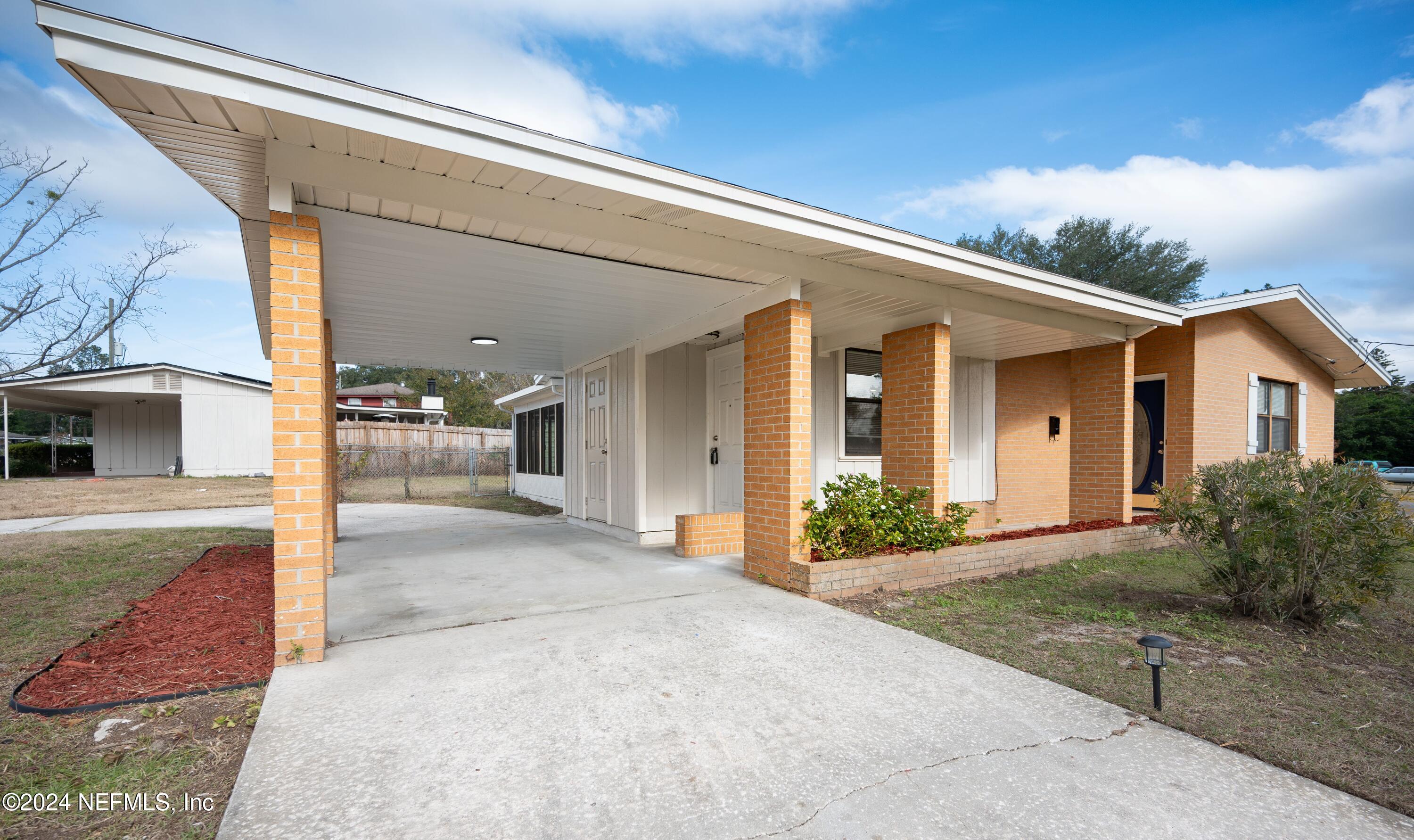 1195 PECAN Cove