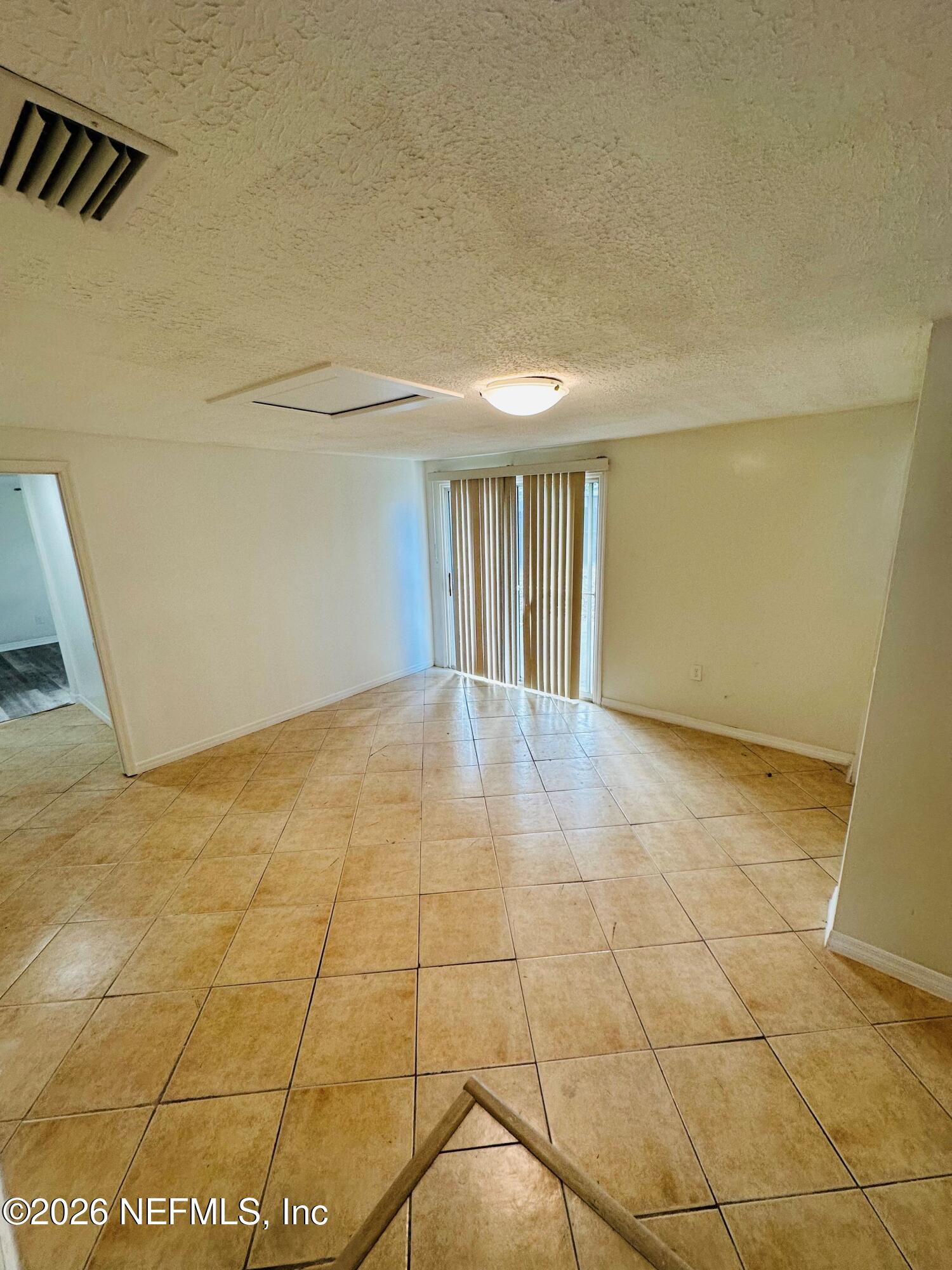 1904 DELAROCHE Drive W