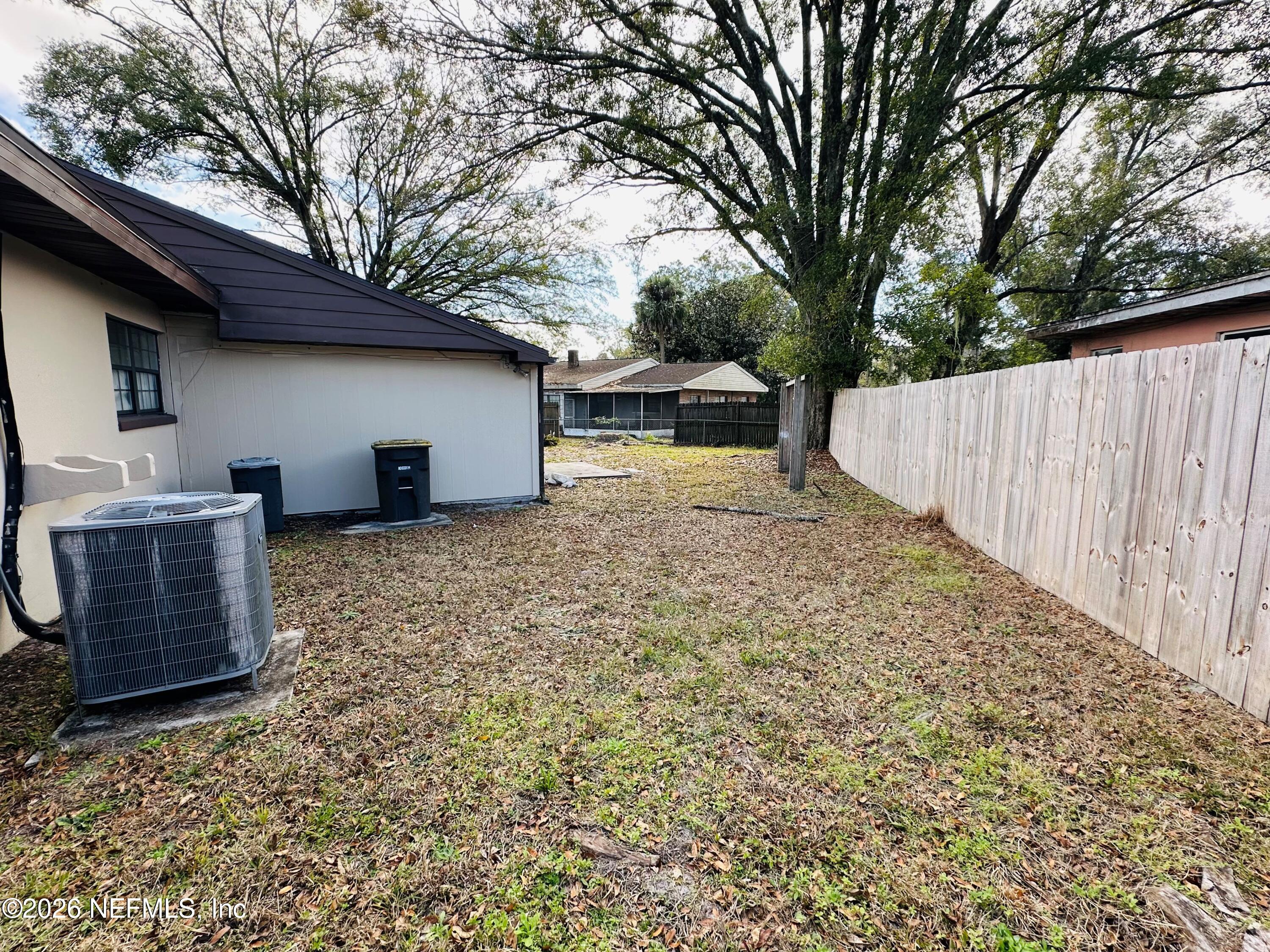 1904 DELAROCHE Drive W