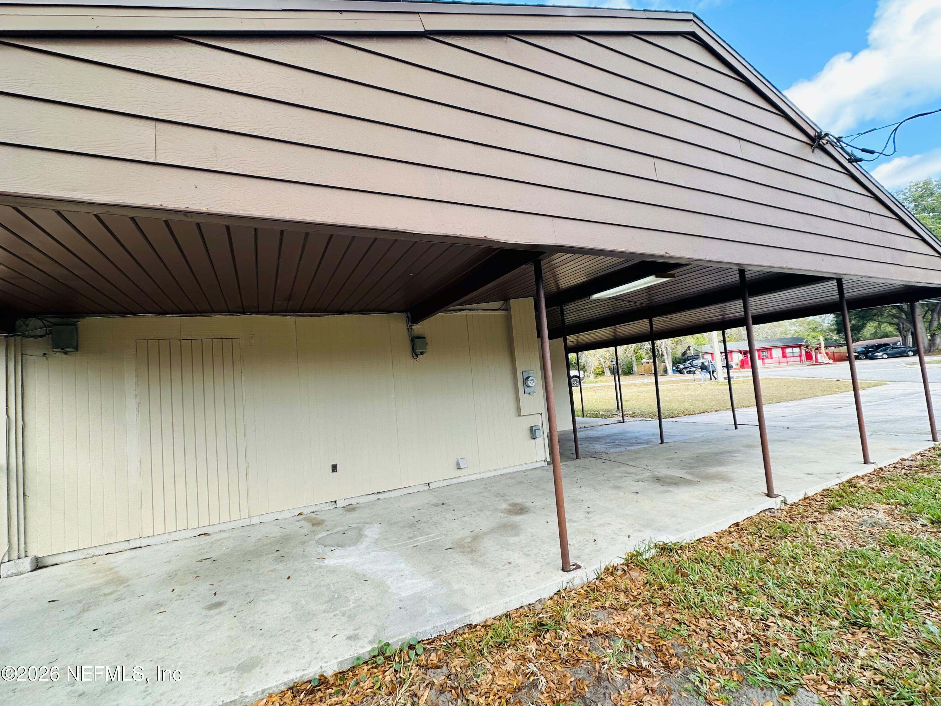 1904 DELAROCHE Drive W