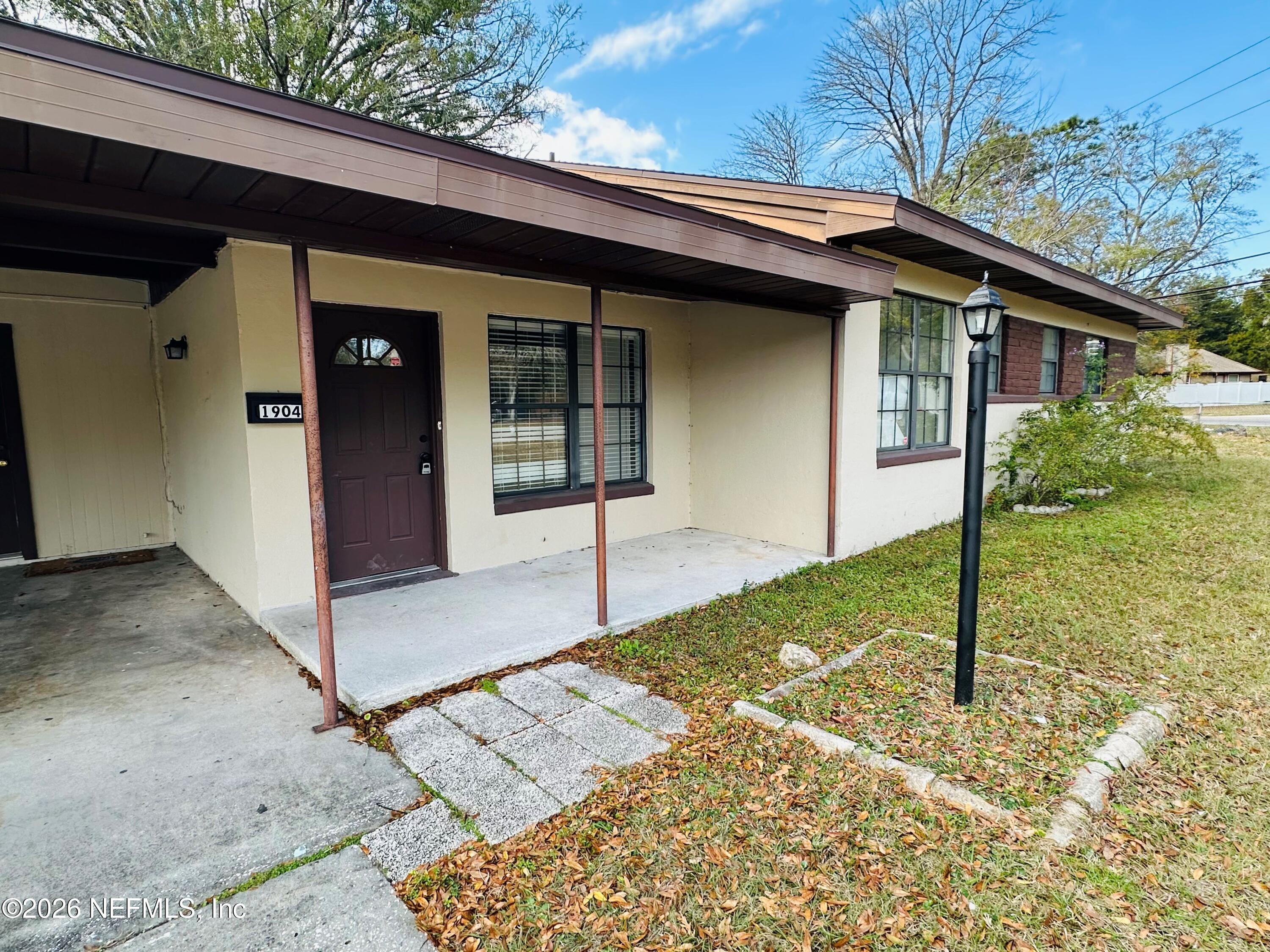 1904 DELAROCHE Drive W
