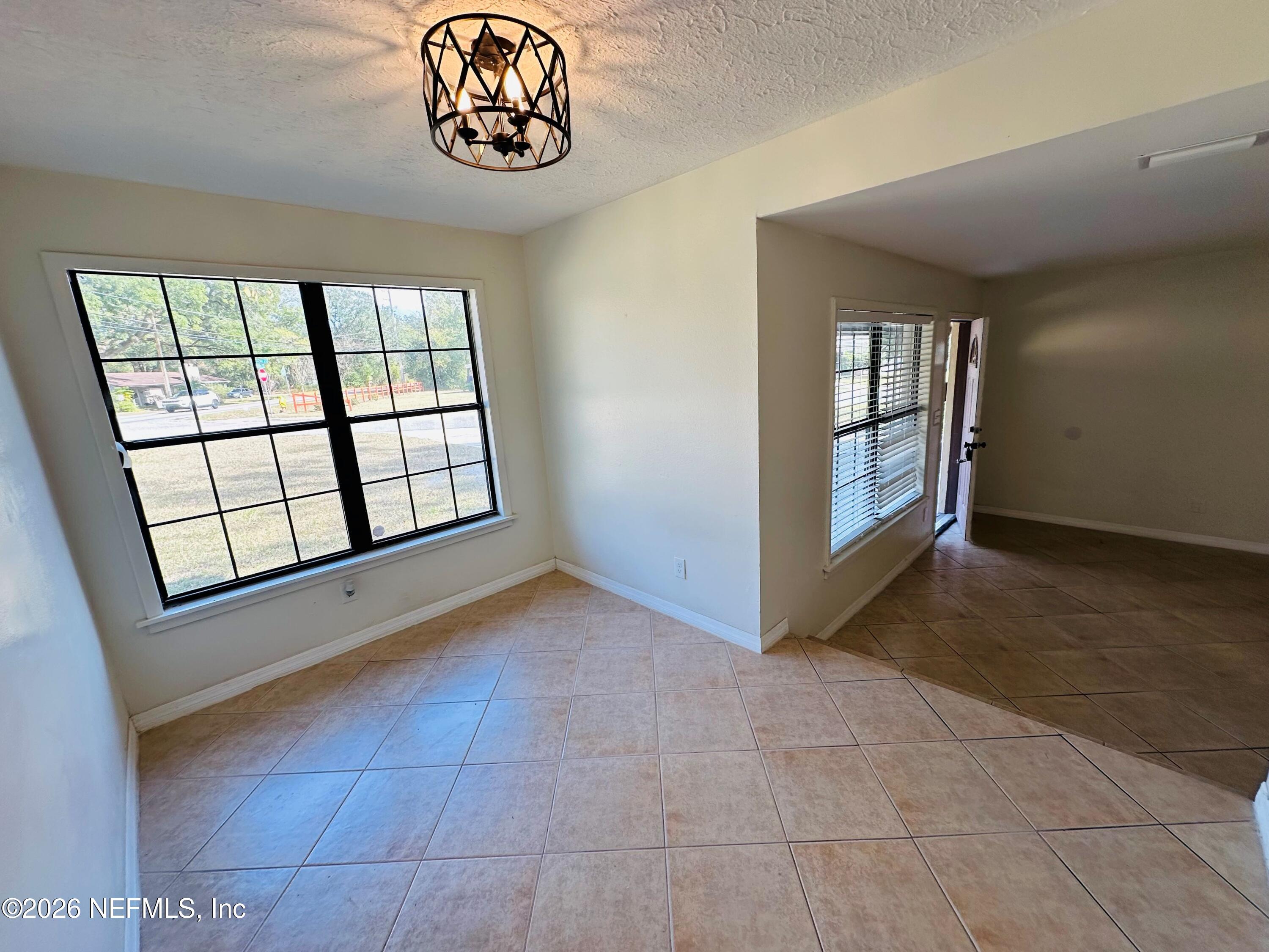 1904 DELAROCHE Drive W