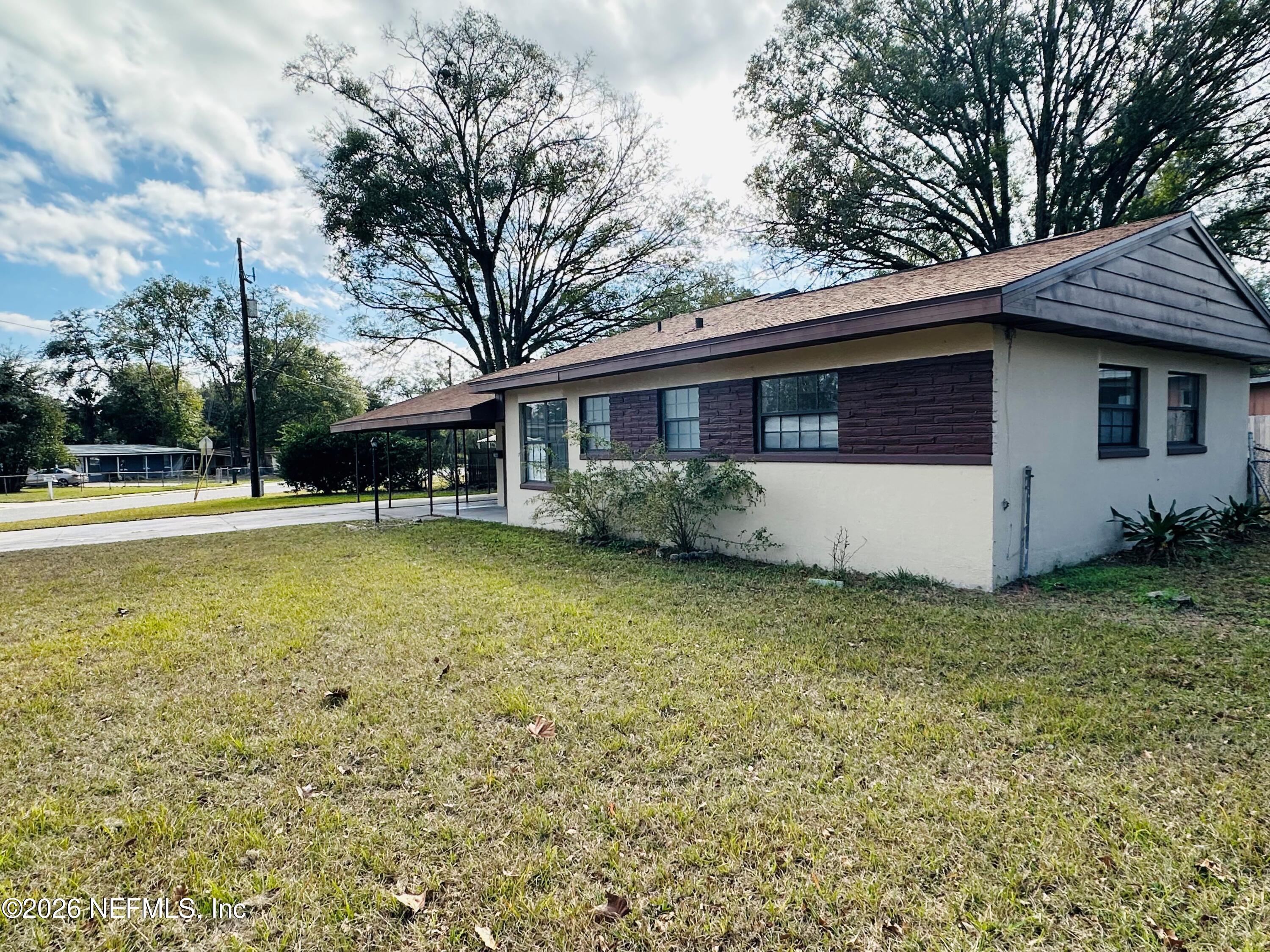 1904 DELAROCHE Drive W