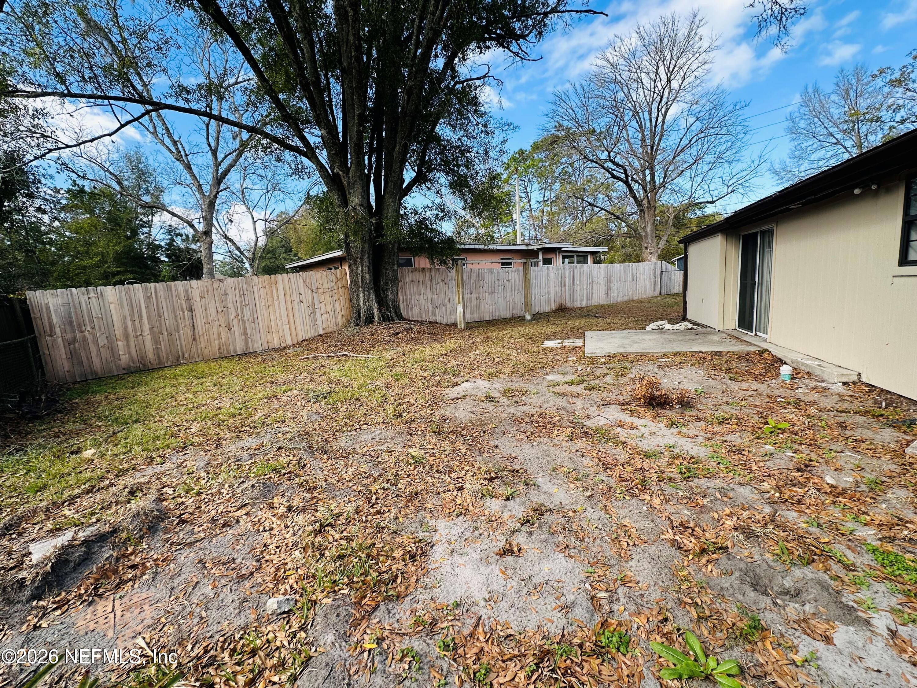 1904 DELAROCHE Drive W